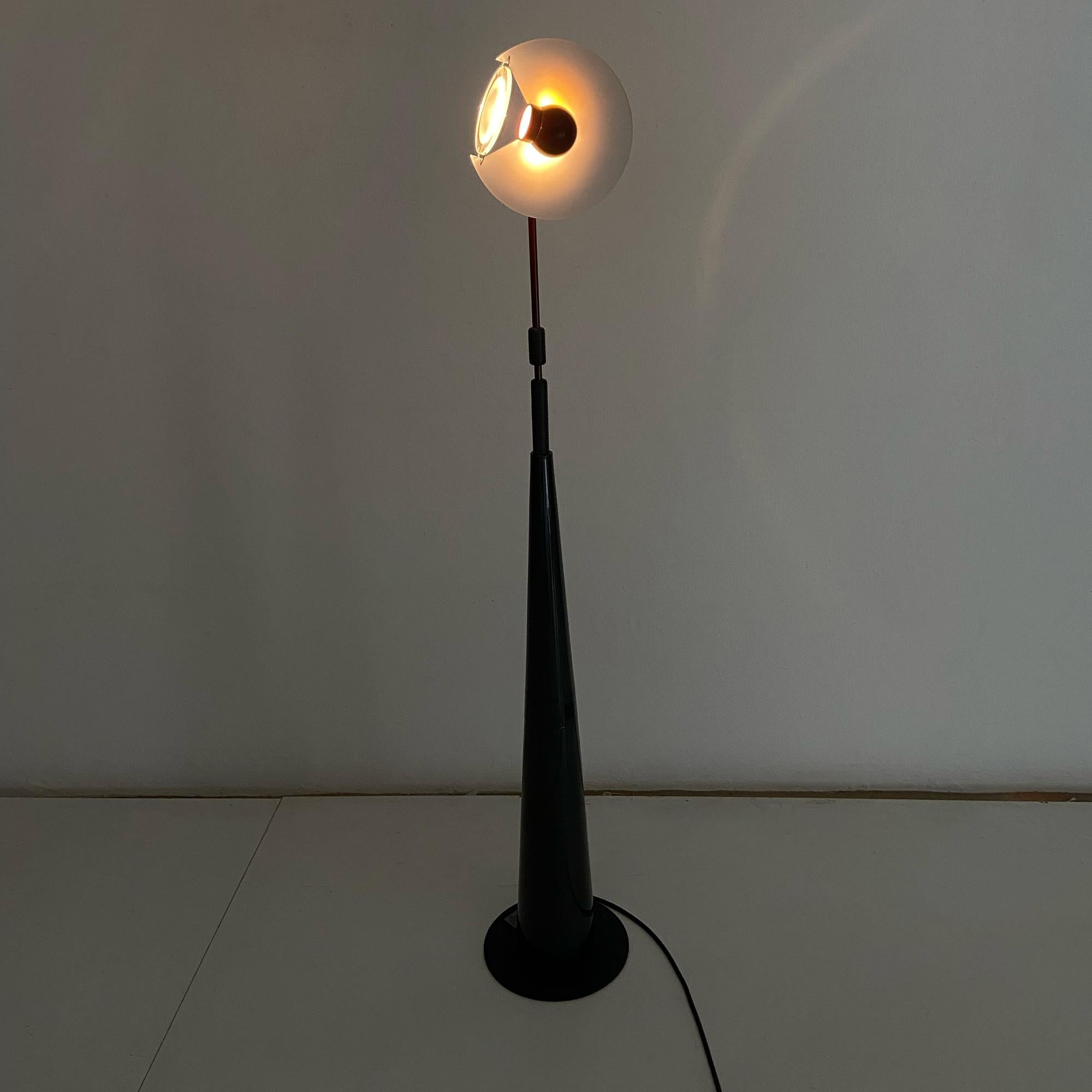 Smaltato Lampada da terra Club 1195 di Giuseppe Ramella prodotta da Arteluce, 1983. in vendita