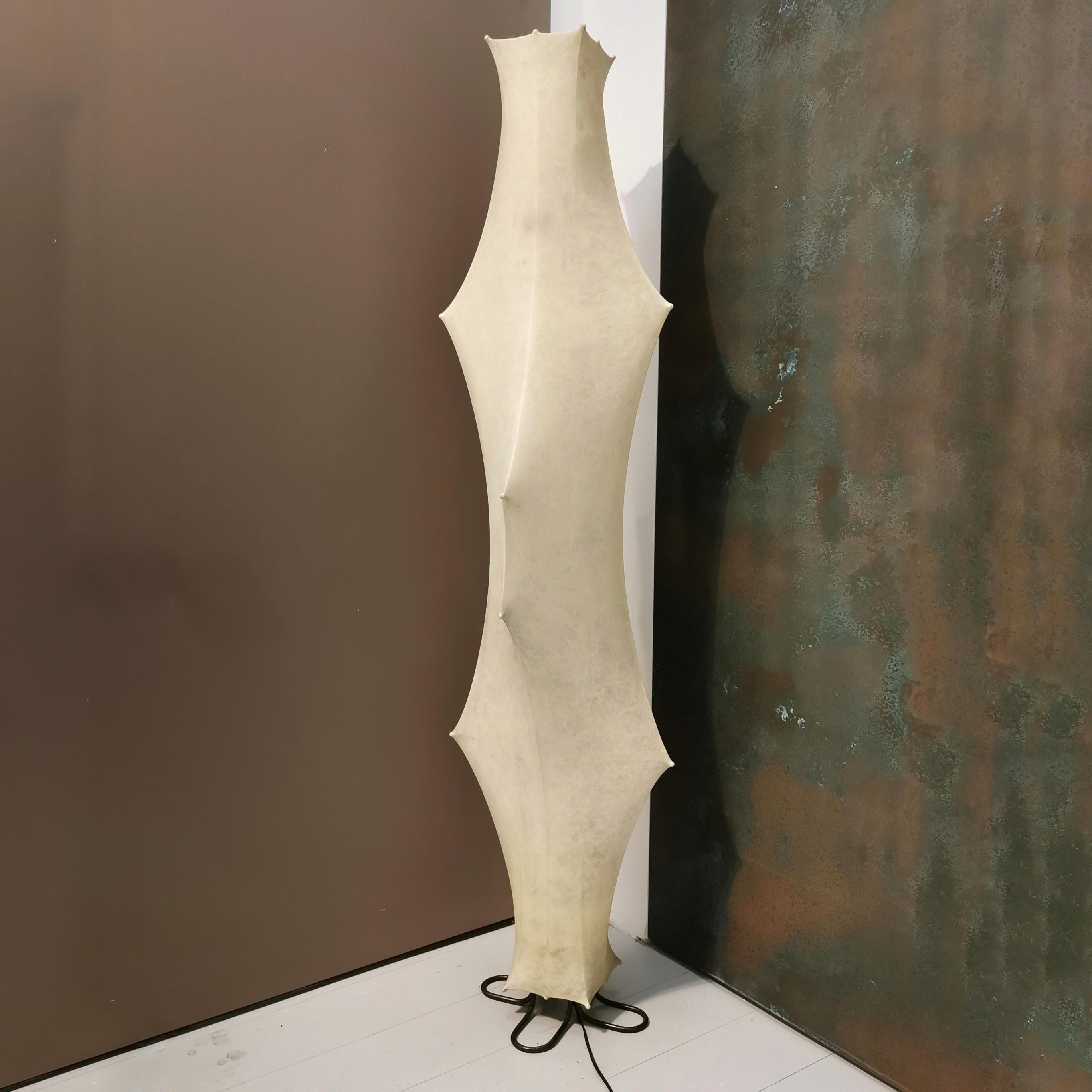 Flos Fantasma Stehleuchte von Tobia Scarpa, Italien, 1960er Jahre
Diese vom Meisterdesigner Tobia Scarpa entworfene Stehleuchte  sieht aus wie ein funktionales Kunstwerk. Ihre markante Silhouette erstrahlt in einem diffusen Licht, das beleuchtet,