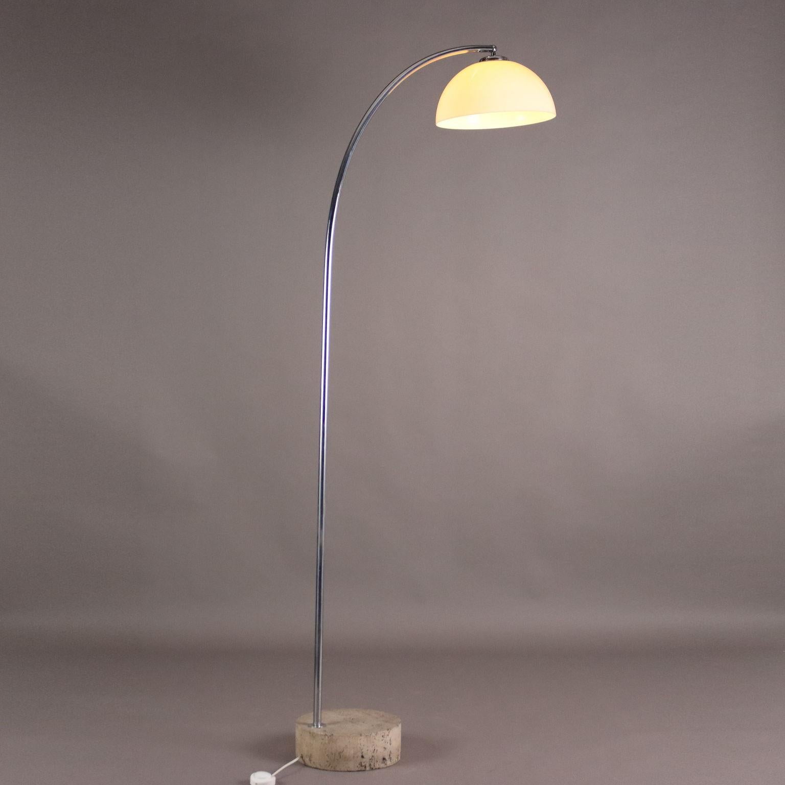 Lámpara de pie con vástago extensible, mármol travertino, metal cromado, difusor de metacrilato. 