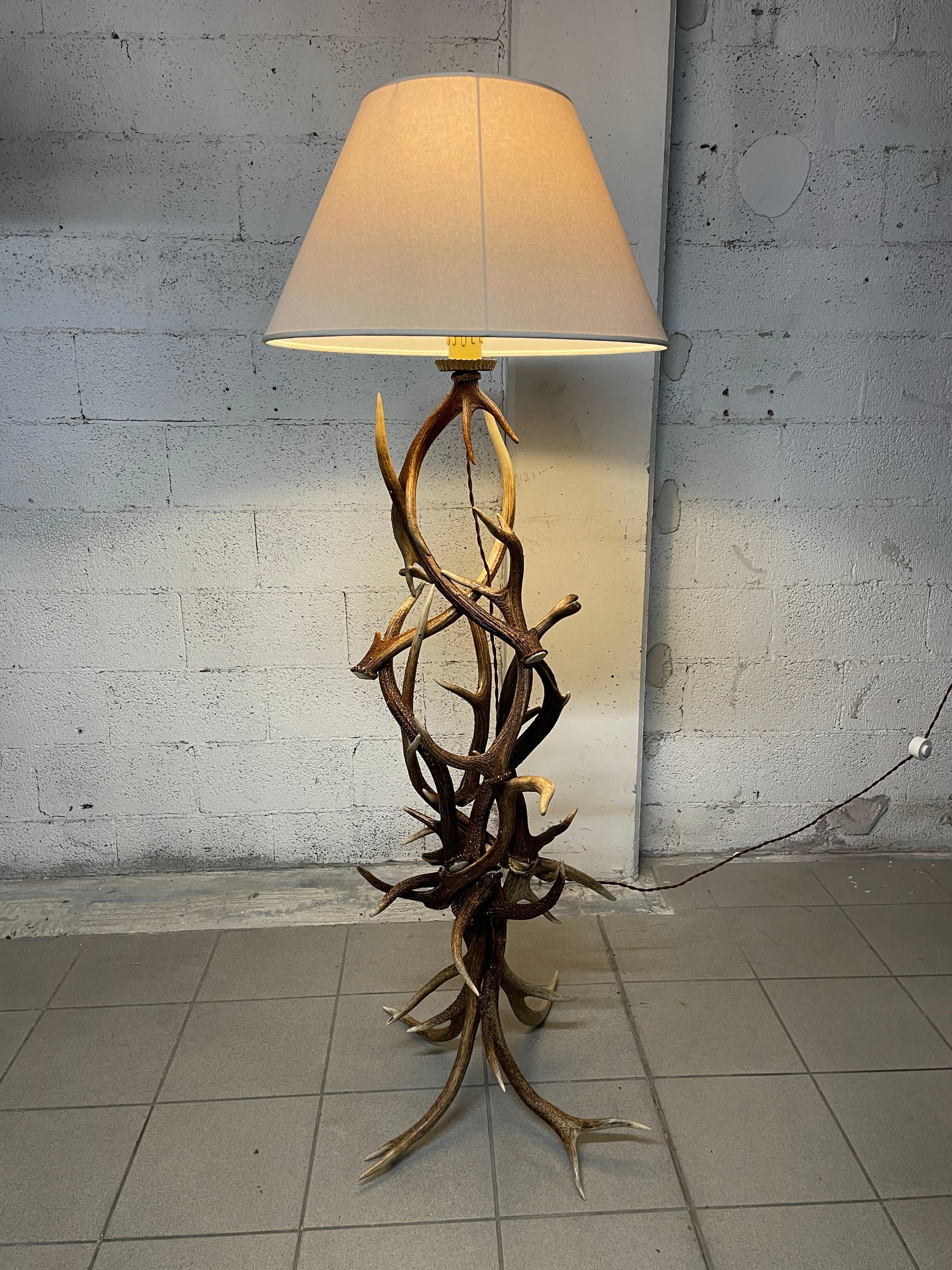 Lampadaire en bois de cerf, 1990 en vente 7