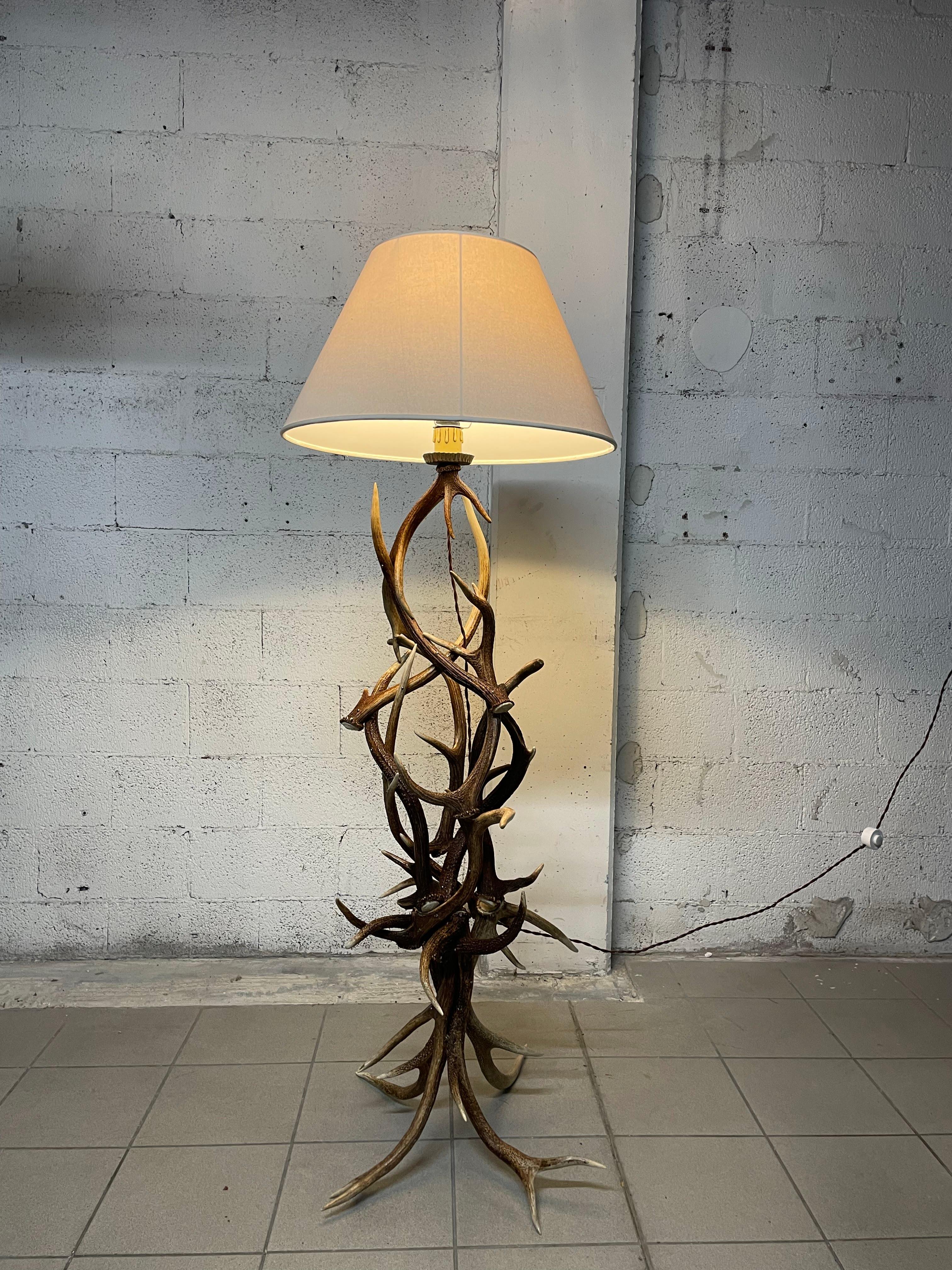 Lampadaire en bois de cerf, 1990 en vente 8