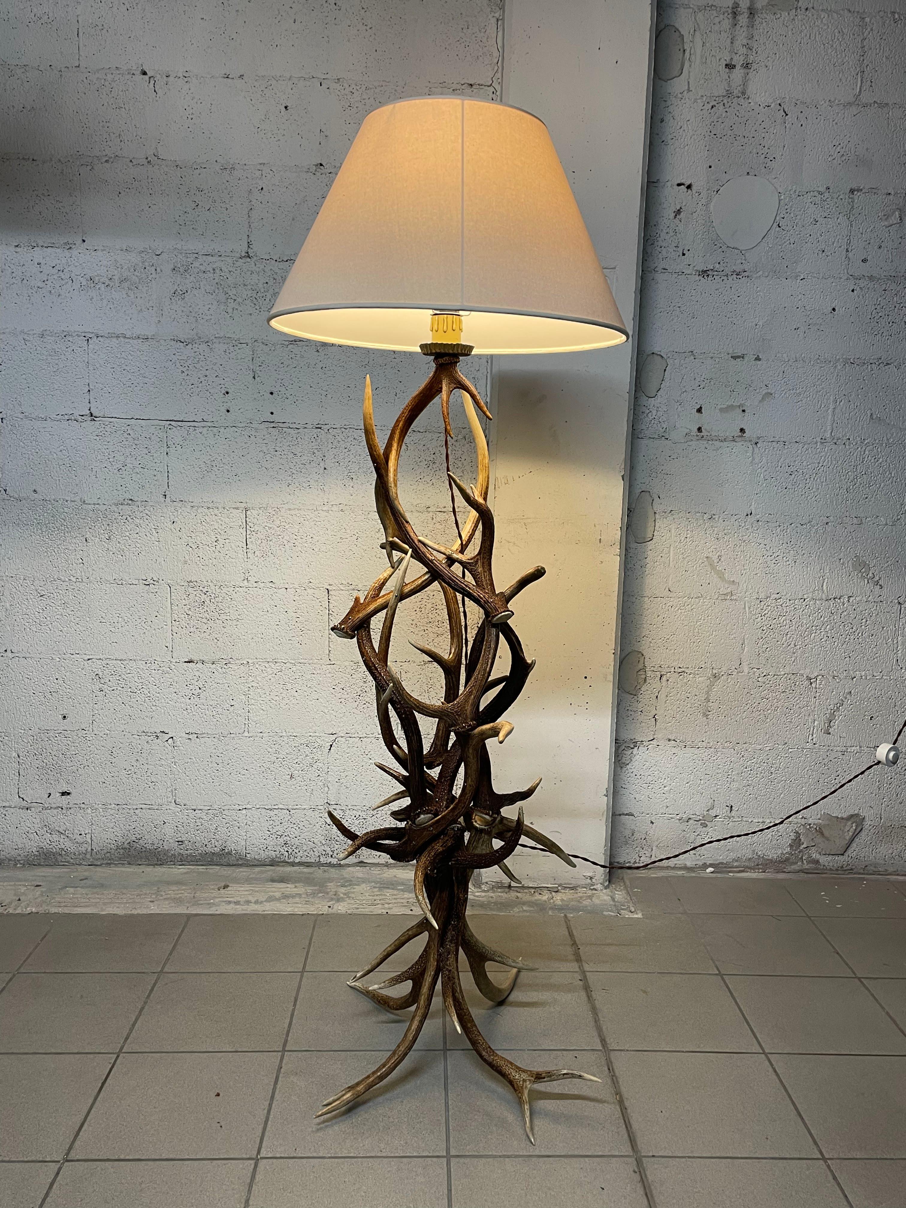Lampadaire en bois de cerf, 1990 en vente 9