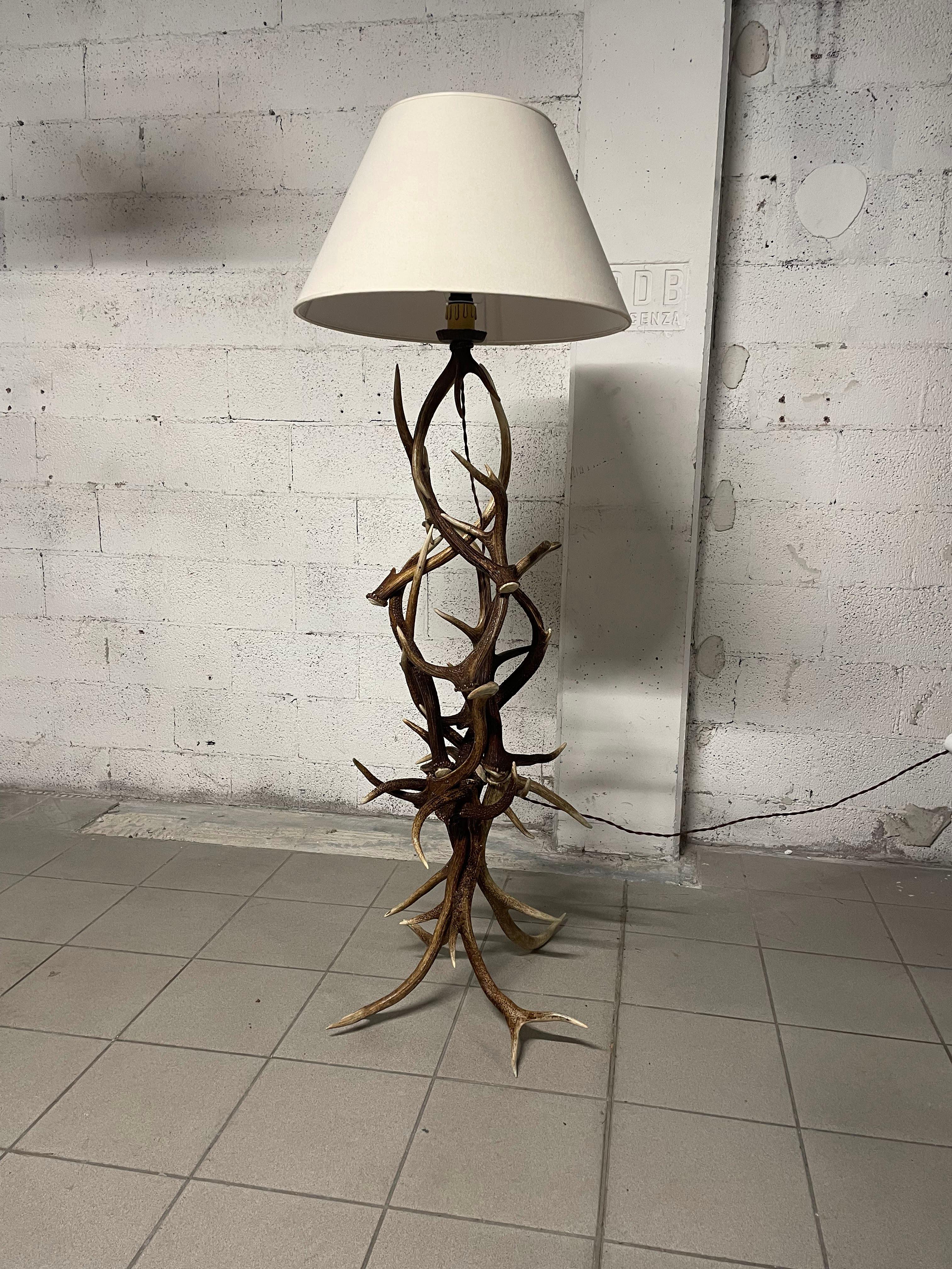 Lampadaire fabriqué à partir d'un groupe de plus de 10 bois de cerfs à feuilles caduques.

Le groupe de cornes s'entrelace harmonieusement le long de l'axe vertical de la lampe.
Les cornes ont toutes été traitées pour retrouver leur éclat