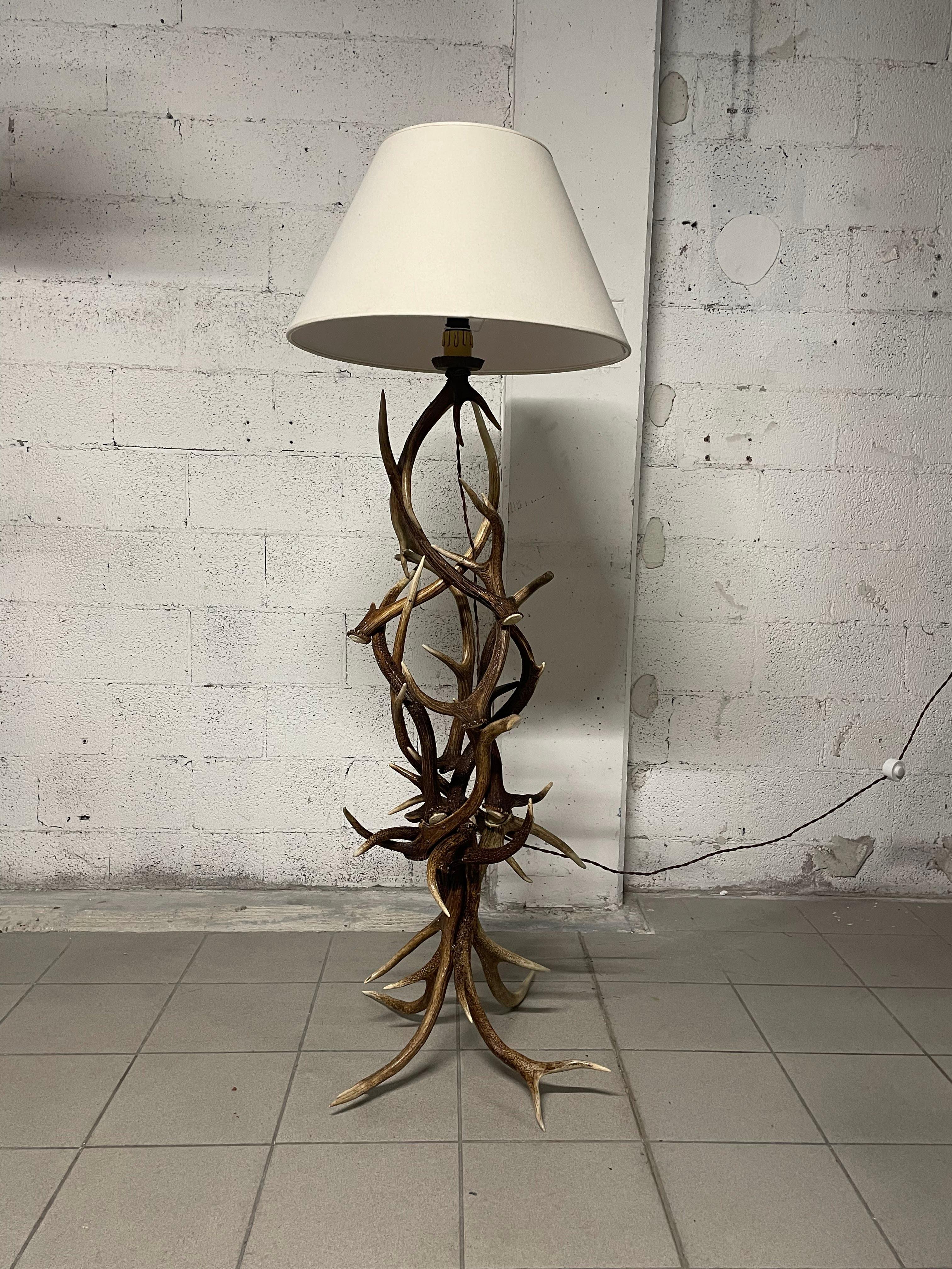Rustique Lampadaire en bois de cerf, 1990 en vente