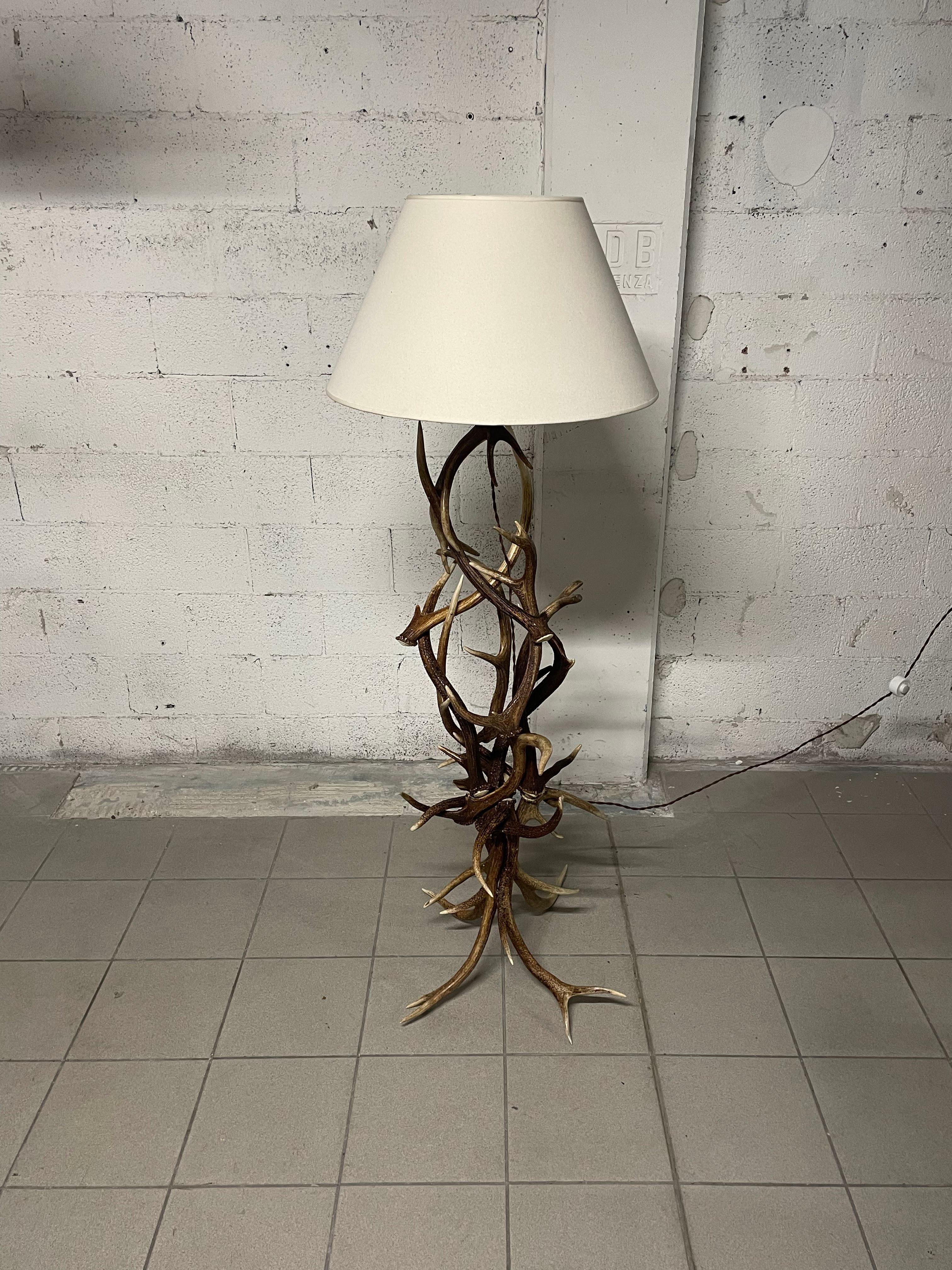 Italian Lampadaire en bois de cerf, 1990 en vente
