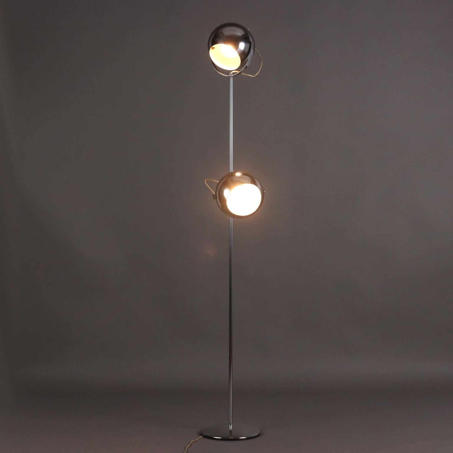 Lampadaire avec diffuseurs sphériques réglables, métal chromé.