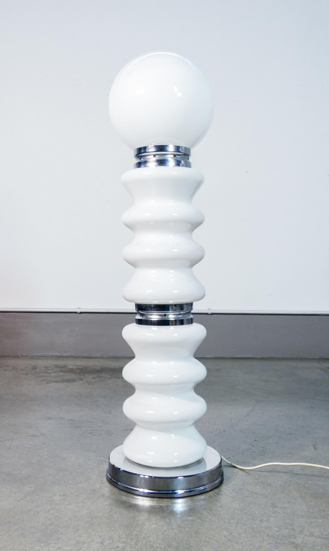 Late 20th Century Lampadaire design Carlo NASON en verre et métal chromé, avec trois lumens en vente