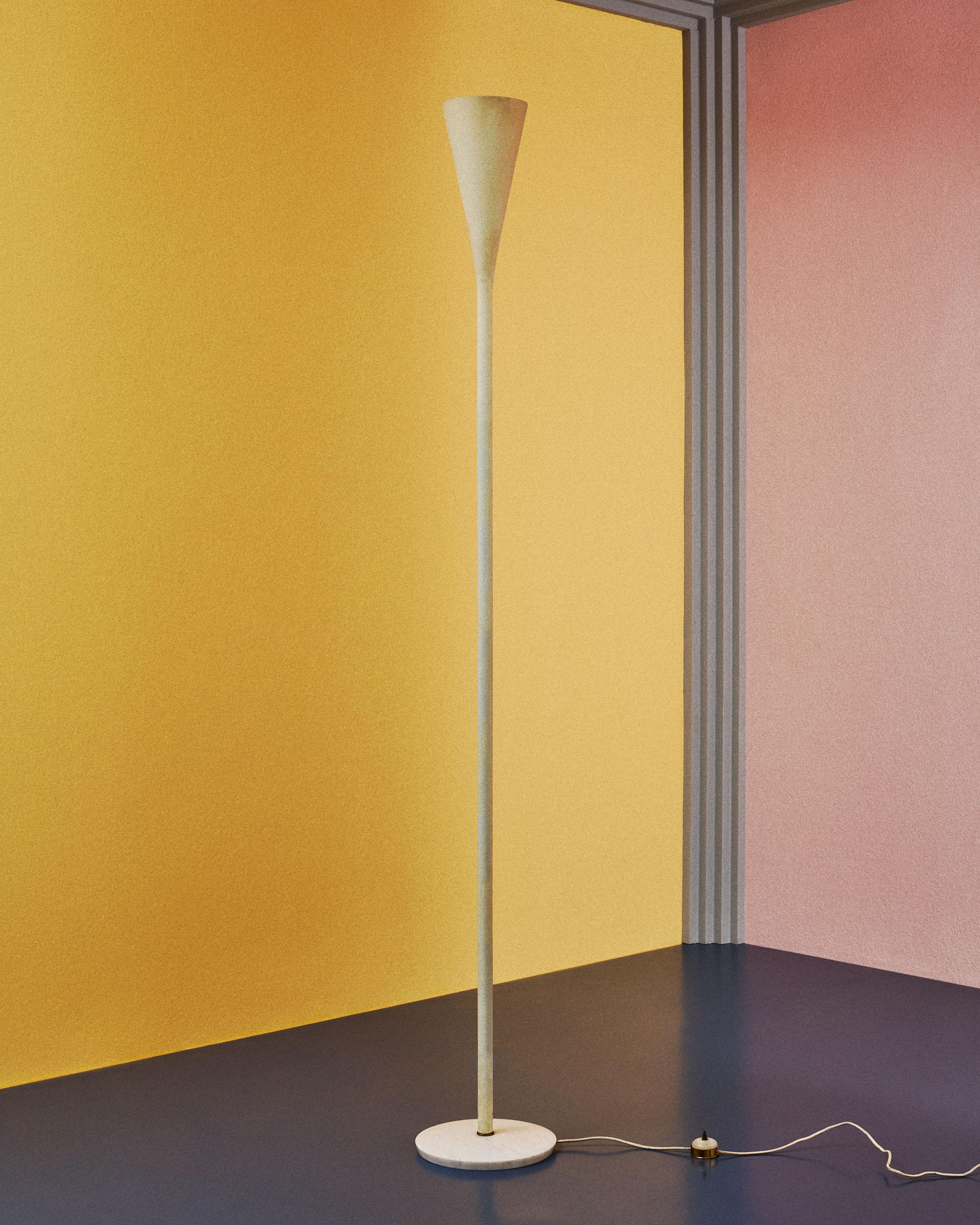 Elegant floor lamp in painted aluminum, designed by Angelo Lelii for Arredoluce in 1956.
A refined interpretation of the classic Luminator with indirect light, it is distinguished by a slender, tapered line that is lighter than coeval models by