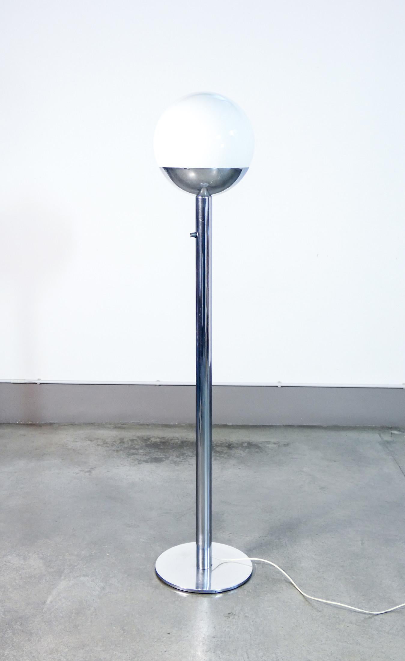 Lampadaire
design Pia GUIDETTI
CRIPPA pour LUMI,
mod. P428.

ORIGINE
Italie

PÉRIODE
1970s

CONCEPTEUR
Pia GUIDETTI CRIPPA

MARQUE
LUMI

MODÈLE
P428

MATÉRIAUX
Métal chromé, verre

DIMENSIONS
Hauteur : 177 cm
Ø 35 cm

CONDITIONS
La lampe fonctionne