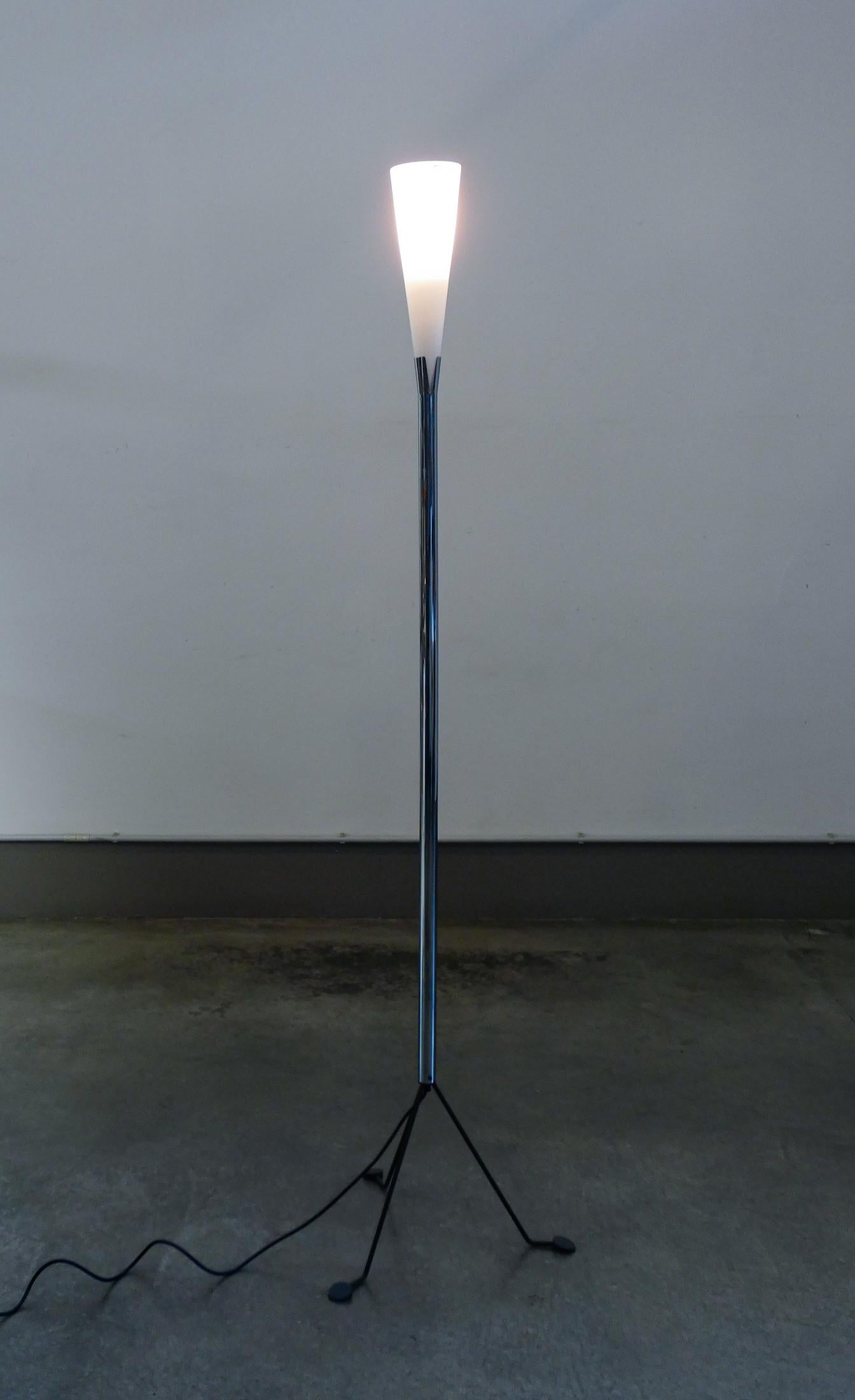 Lámpara de pie de diseño VEART, difusor de cristal soplado opalino. 1980s Italian en venta