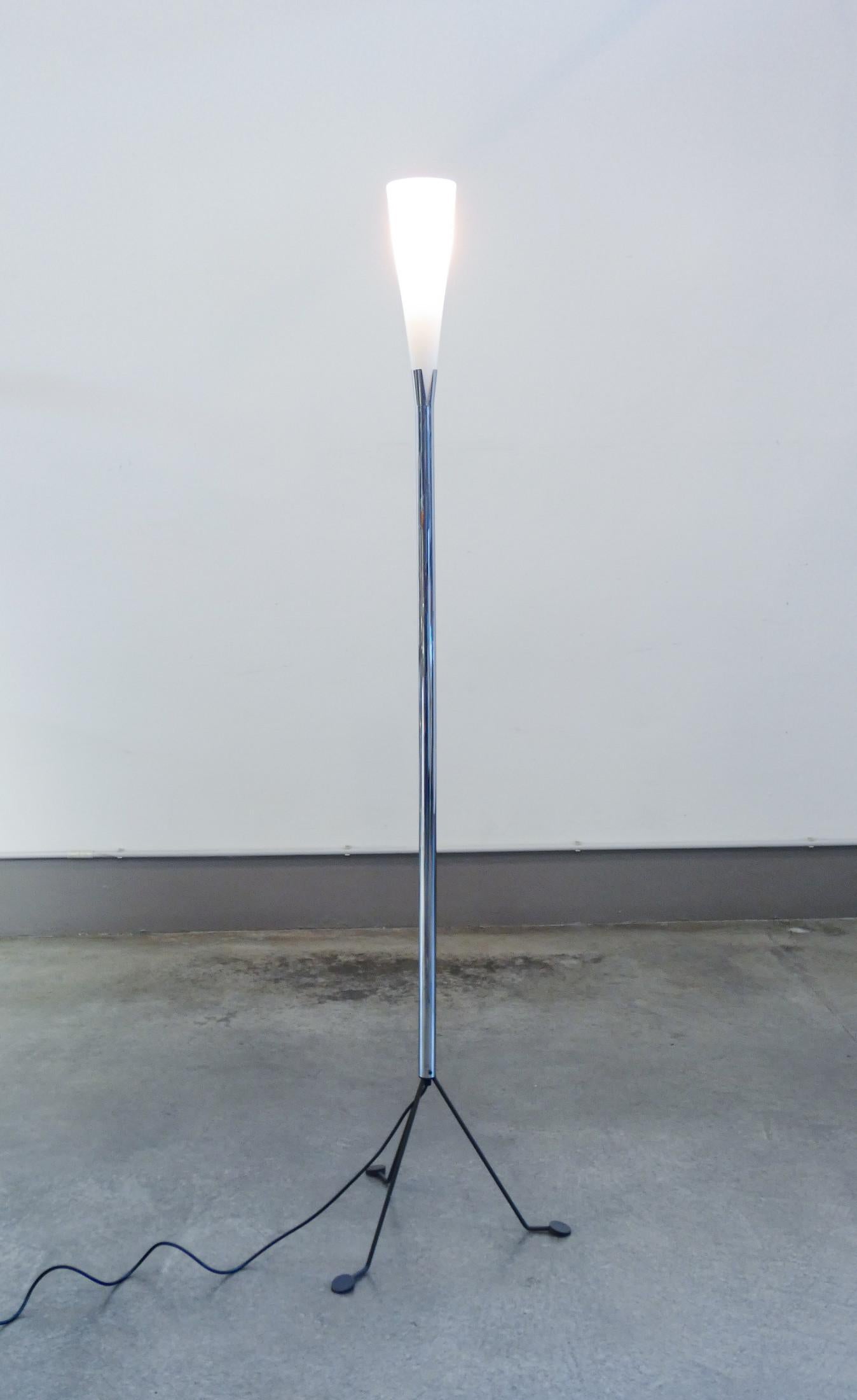 Lámpara de pie de diseño VEART, difusor de cristal soplado opalino. 1980s en Bueno estado para la venta en Torino, IT