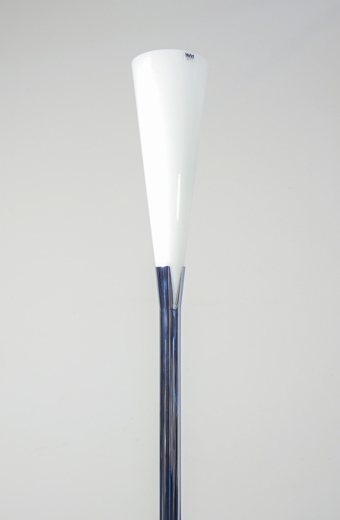 Lámpara de pie de diseño VEART, difusor de cristal soplado opalino. 1980s Late 20th Century en venta