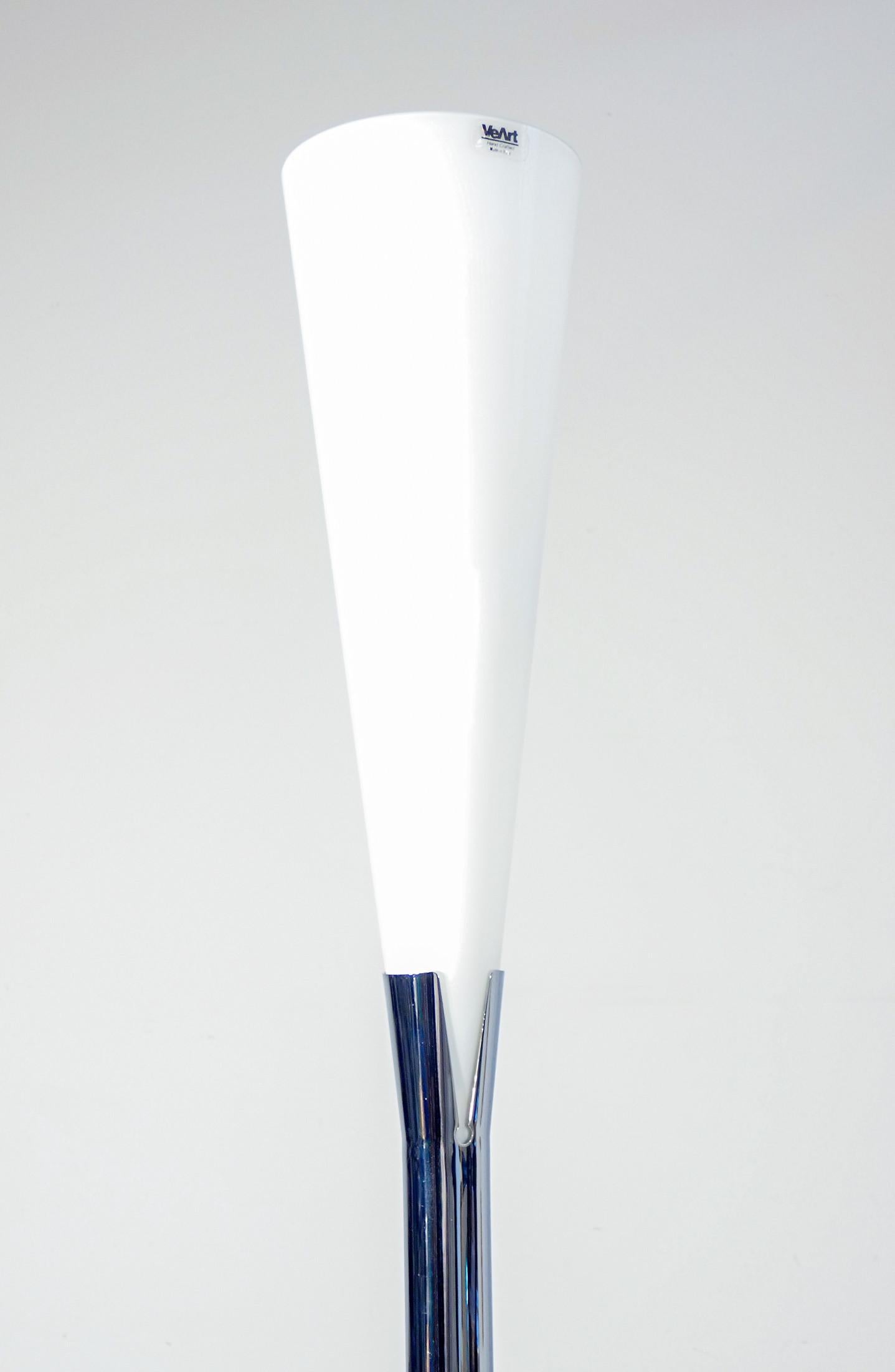 Lámpara de pie de diseño VEART, difusor de cristal soplado opalino. 1980s Metal en venta