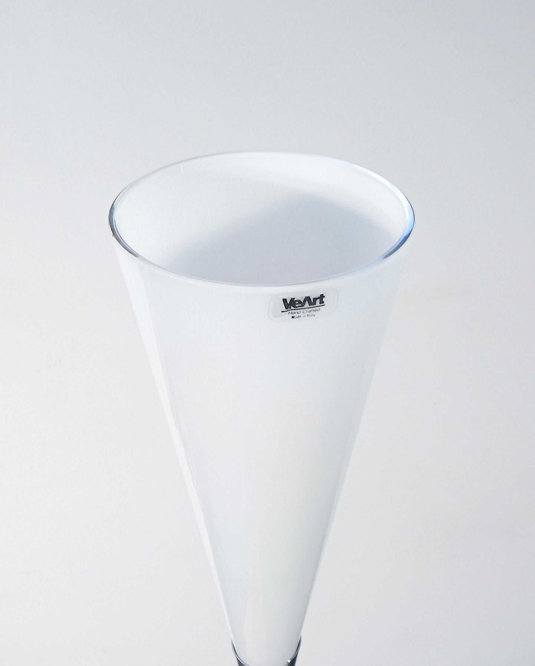 Lámpara de pie de diseño VEART, difusor de cristal soplado opalino. 1980s en venta 2