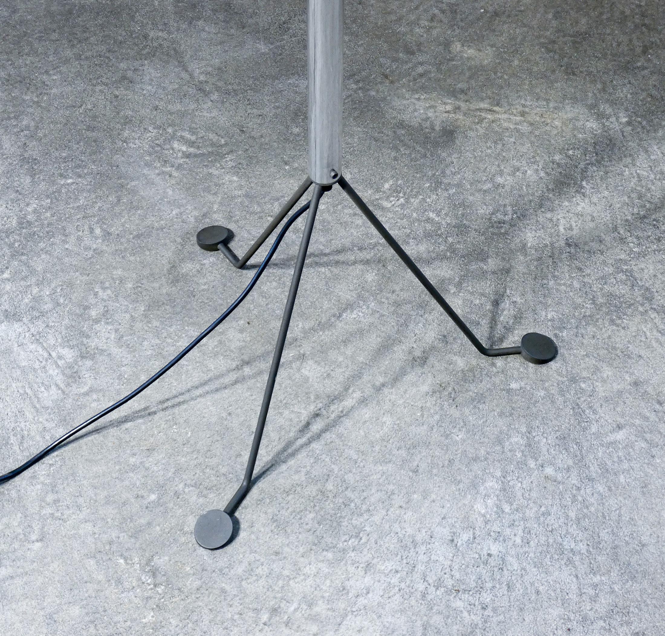 Lámpara de pie de diseño VEART, difusor de cristal soplado opalino. 1980s en venta 3