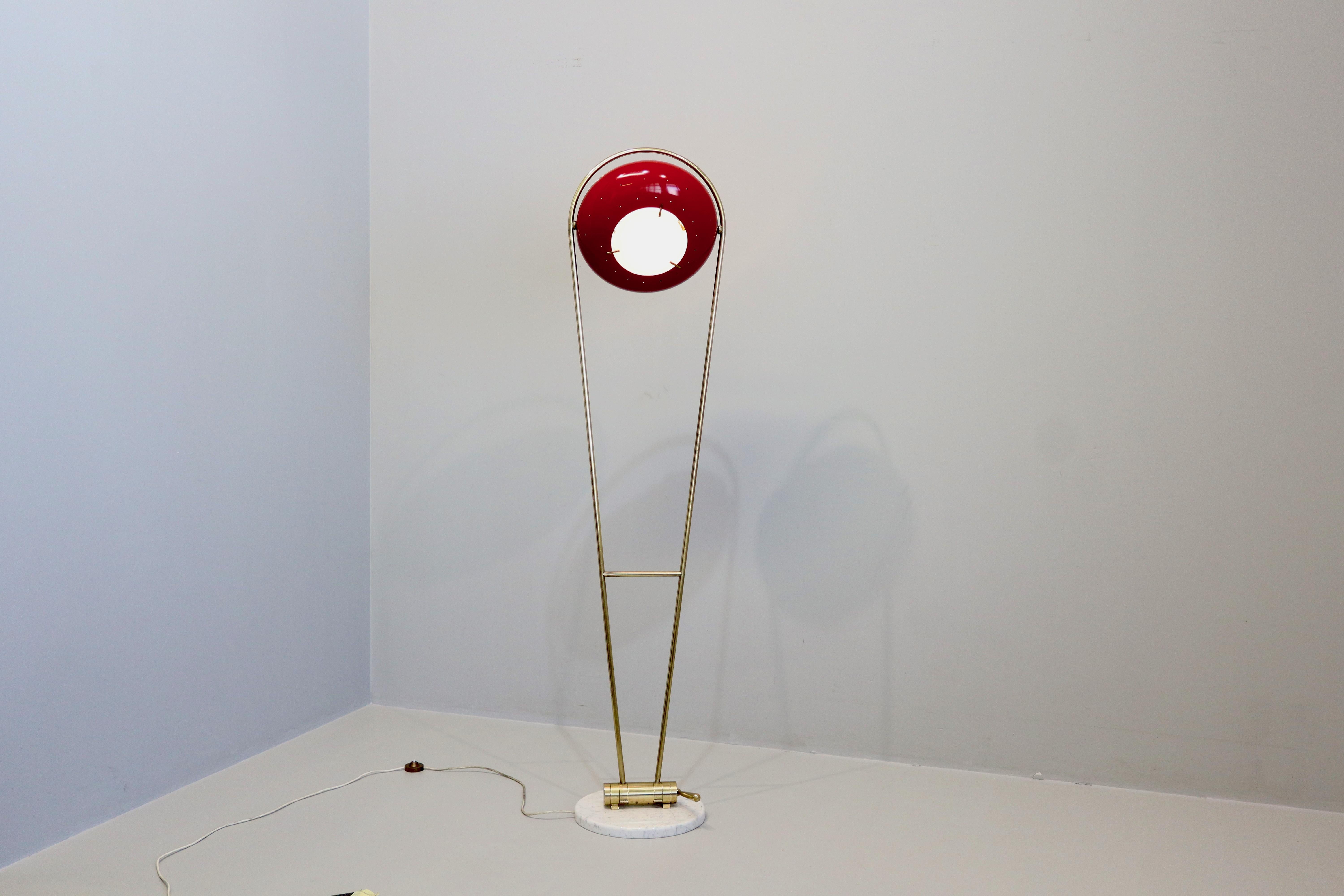 Sehr seltene Mid-Century Modern Steh- oder Leselampe aus Messing und rot lackiertem Metall c, weißer Methacrylat-Lucit-Diffusor. 
Hochwertiger Messing-Gelenkarm und -Griff, Marmorsockel vom italienischen Designer Angelo Lelii für  Arredoluce. 