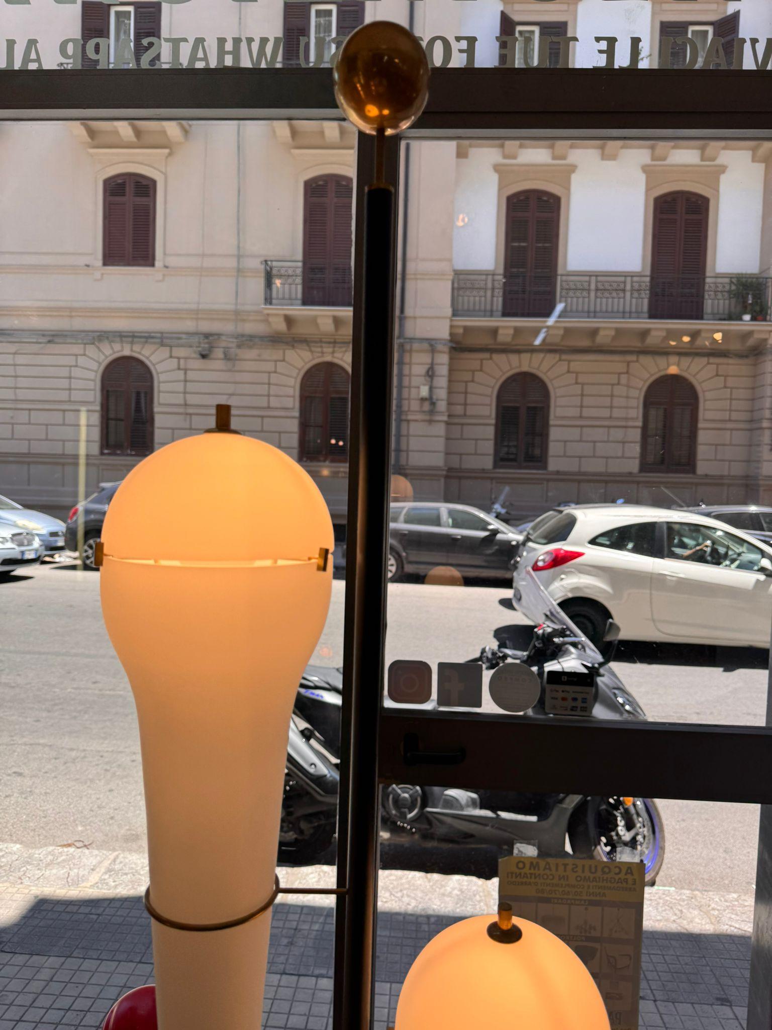 Raffinata piantana a due luci, di Angelo Lelli per Arredoluce, emblema dell’estetica modernista italiana degli anni ’60. Il disegno è essenziale e scultoreo, capace di unire rigore tecnico e poesia della forma in un oggetto dall’equilibrio