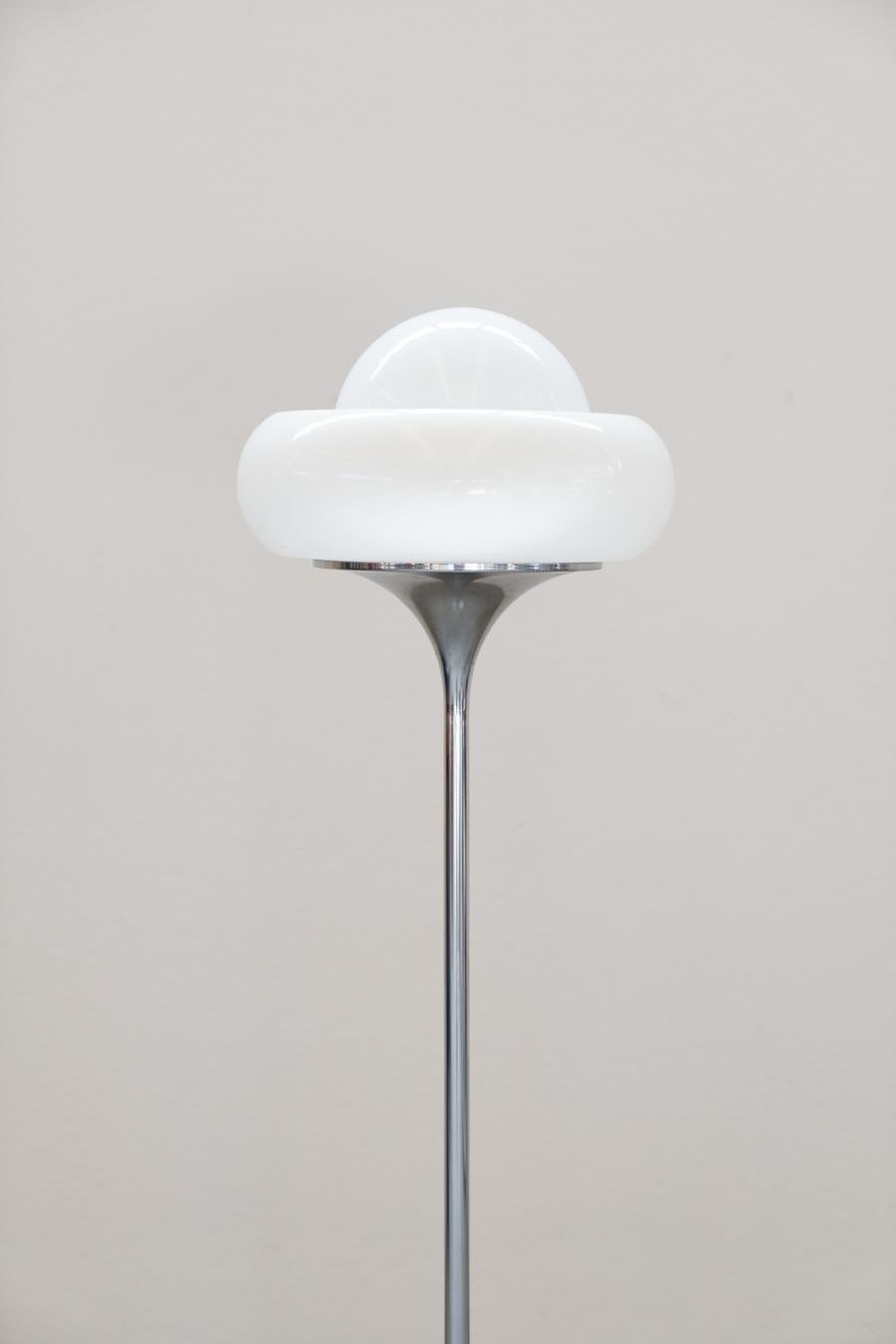 Floor Lamp by Harvey Guzzini, 1960s
Iconic rare-form Italian floor lamp designed by Harvey Guzzini for Guzzini in the 1960s. Round chromed metal base with cast iron counterweight inside. Long chrome rod. Chrome-plated round conical lamp holder,
