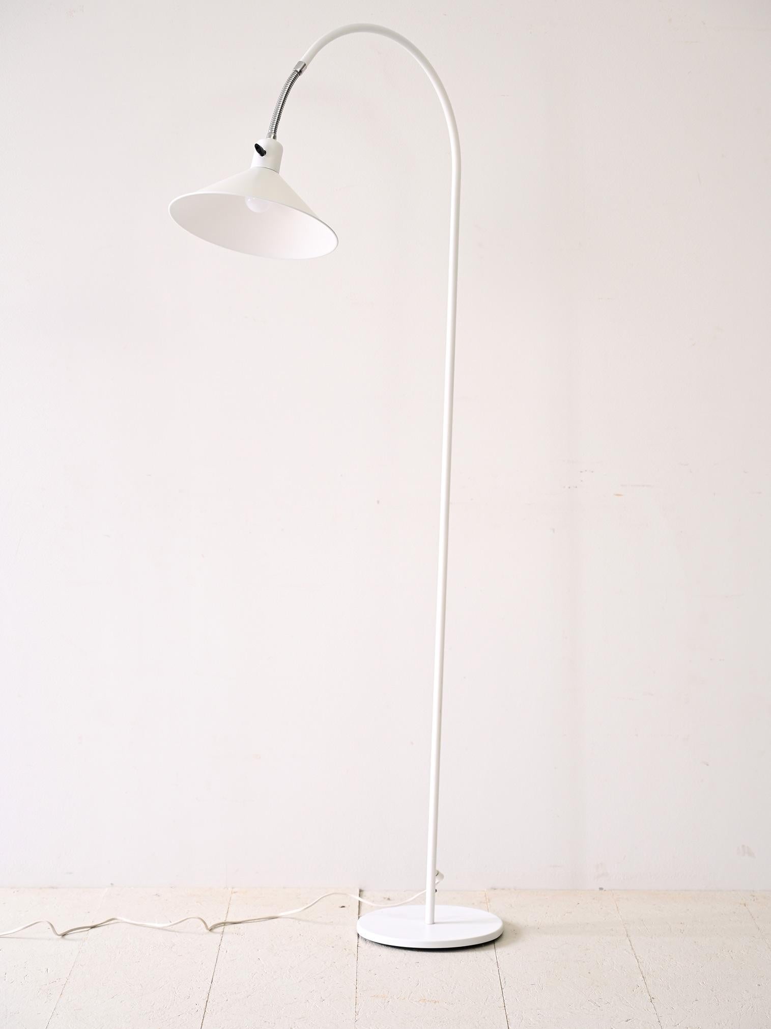 Vintage floor lamp of Nordic manufacture.

The characteristic feature of this lamp lies in the curved stem ending in an adjustable flattened-cone arm.

Good conditions. Potrebbe presentare dei segni del tempo. Please pay attention to the