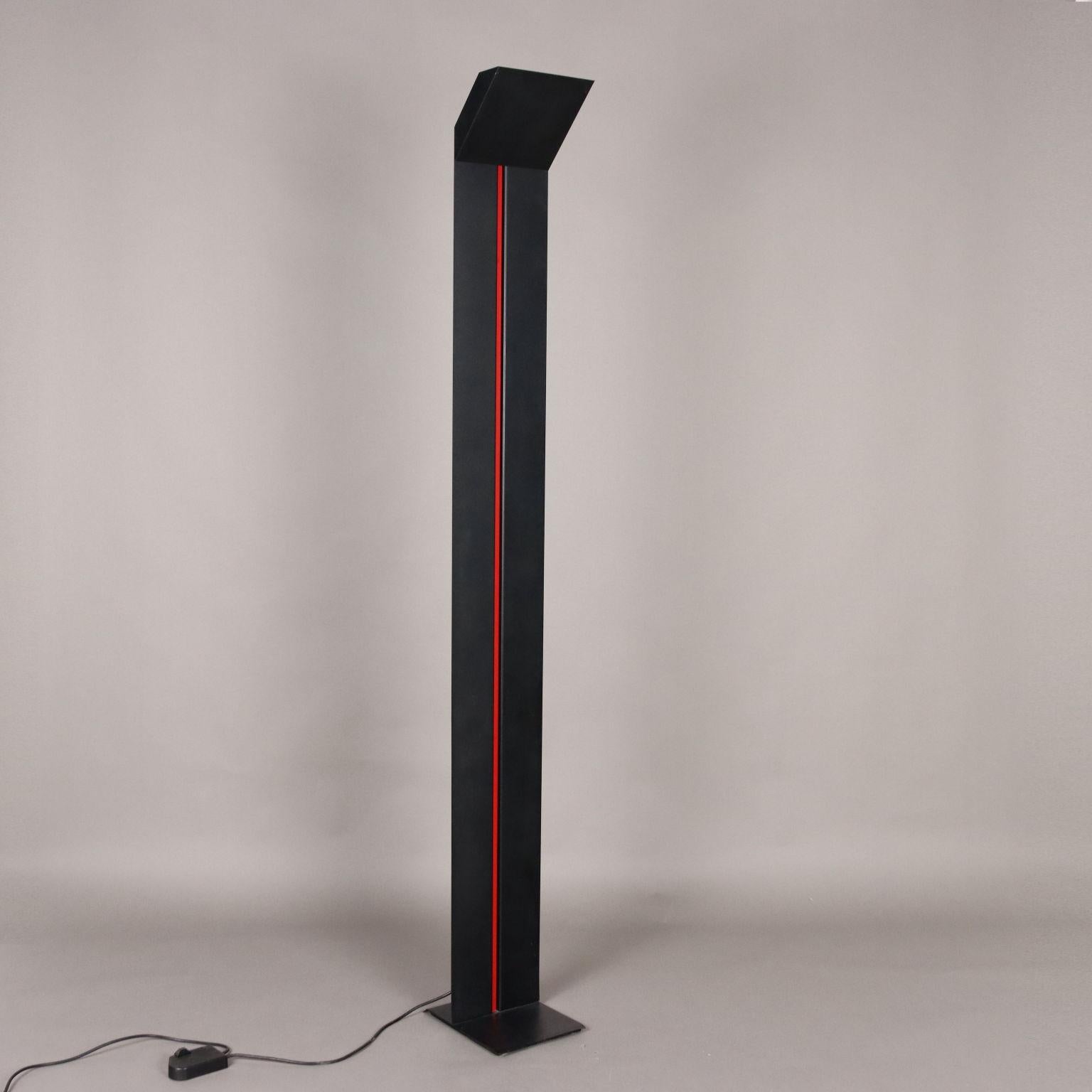 Lampada da terra a luce riflessa con regolazione di intensità, metallo smaltato. 