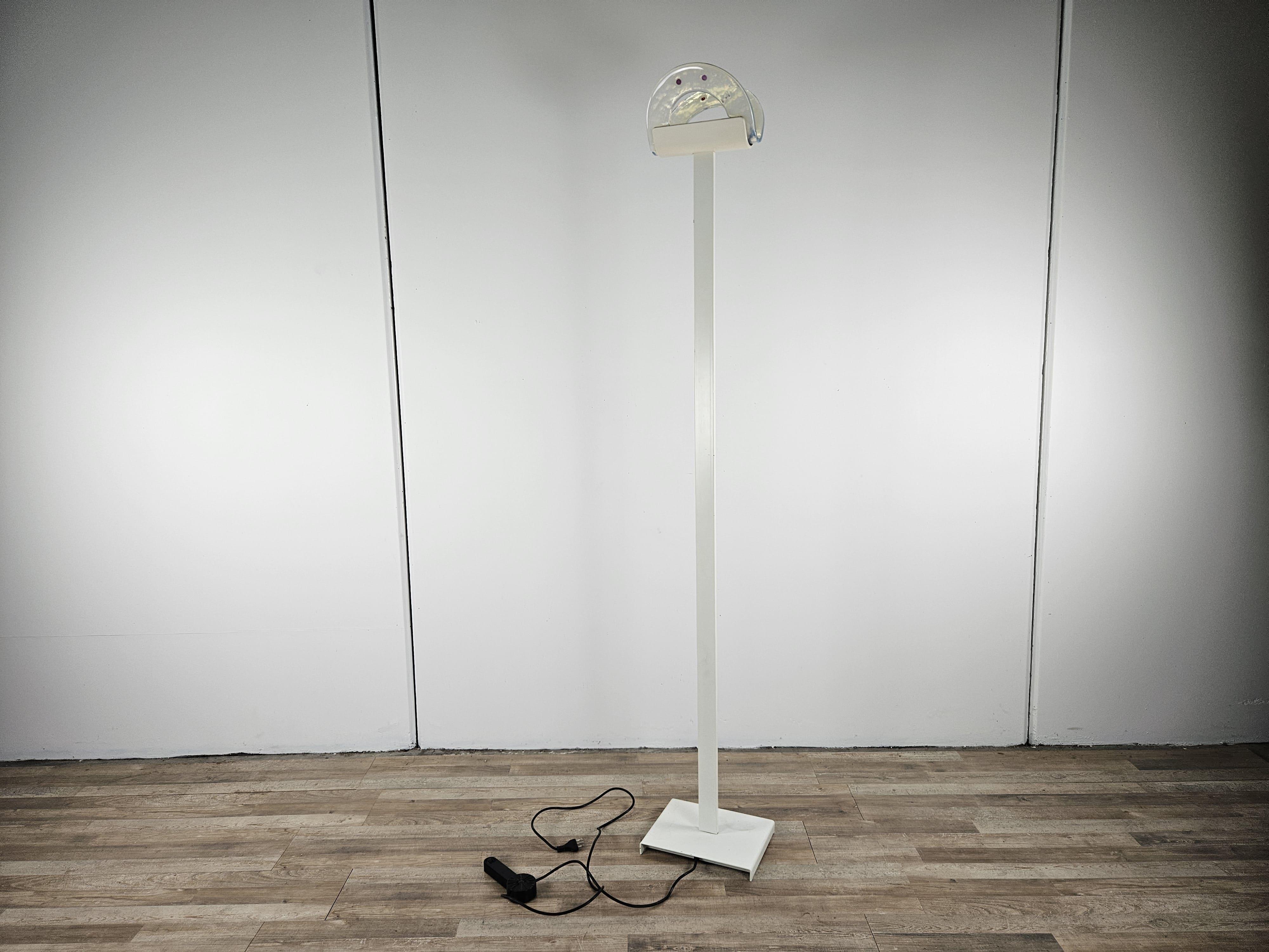Peculiar and rare circa 1970s floor lamp designed by Roberto Pamio, probably combined with the famous 'Luna' model wall sconces.

The lamp is made of white lacquered enameled iron with a rectangular base, perfectly intact worked glass light