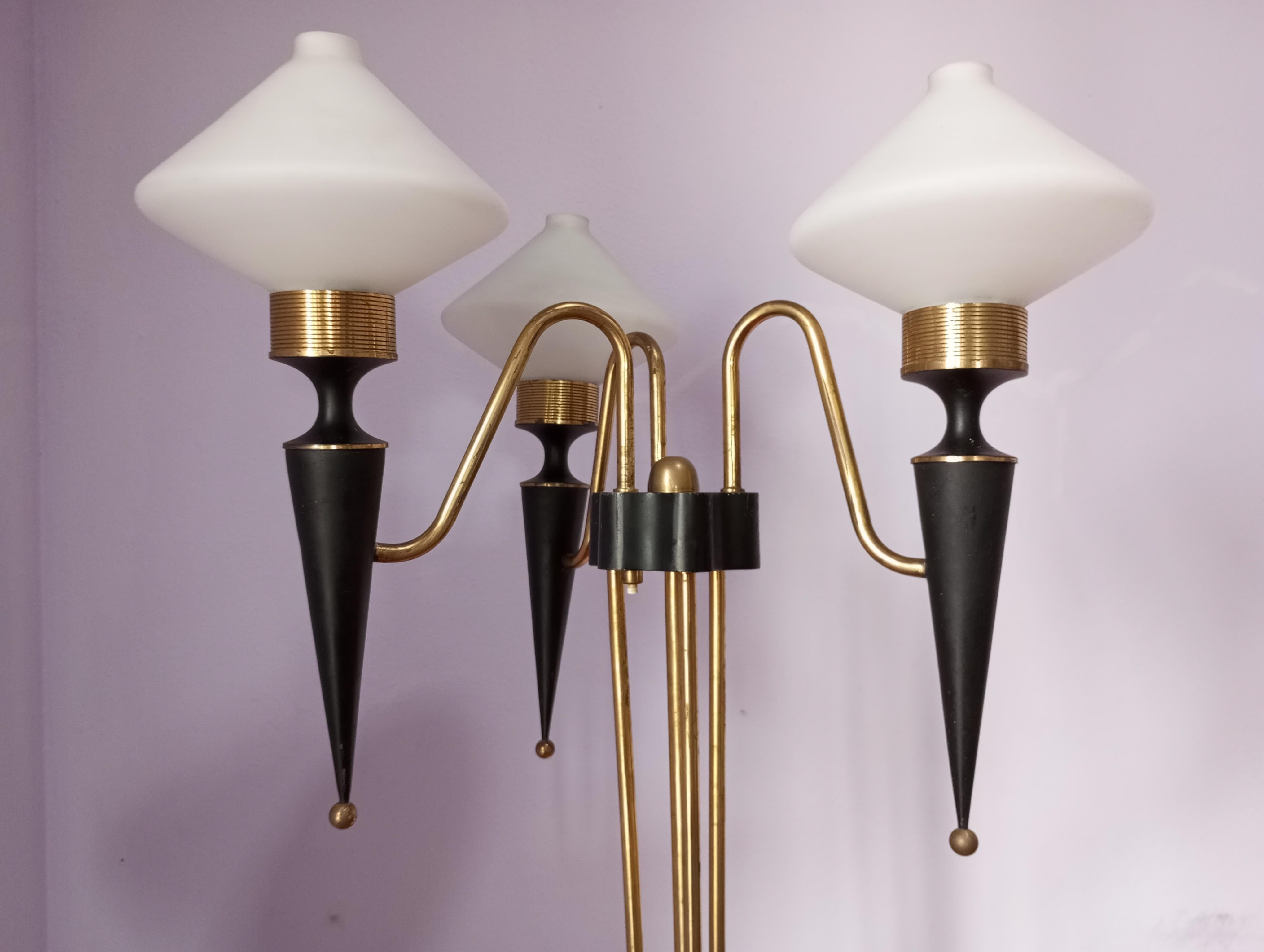 Lampadaire français à trois lumières de Maison Arlus en vente 7