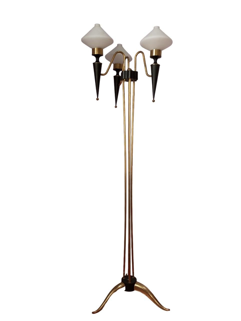 Lampadaire français à trois lumières de Maison Arlus en vente 8