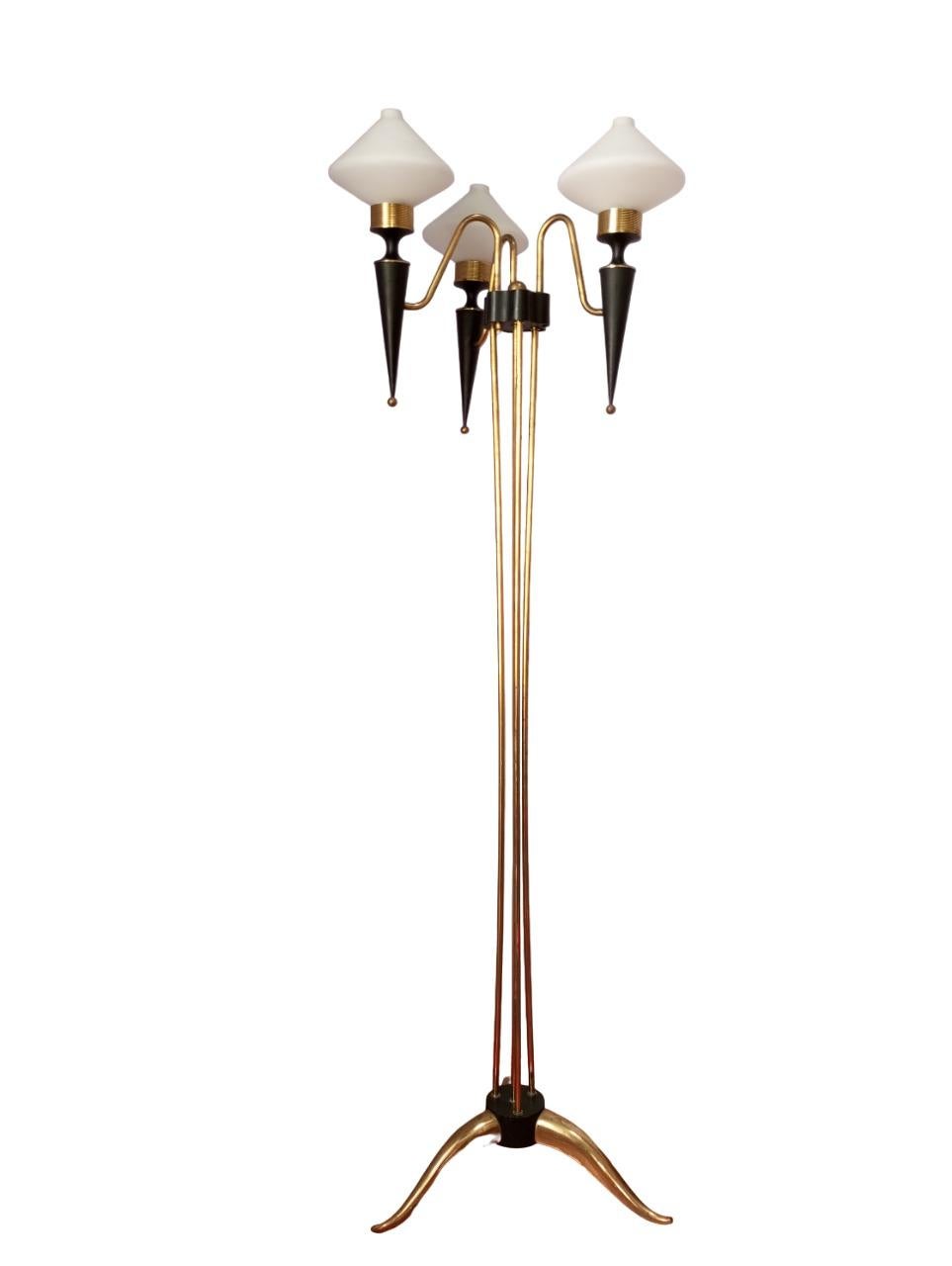 Ce lampadaire français des années 1960 de la Maison Arlus se distingue par son design raffiné. La structure repose sur un trépied, ce qui lui confère une grande stabilité. De la base partent quatre minces tiges de laiton perforées, qui donnent un