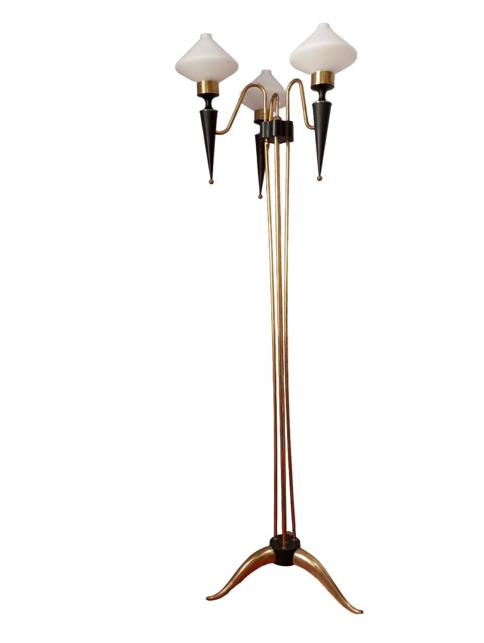 French Lampadaire français à trois lumières de Maison Arlus en vente