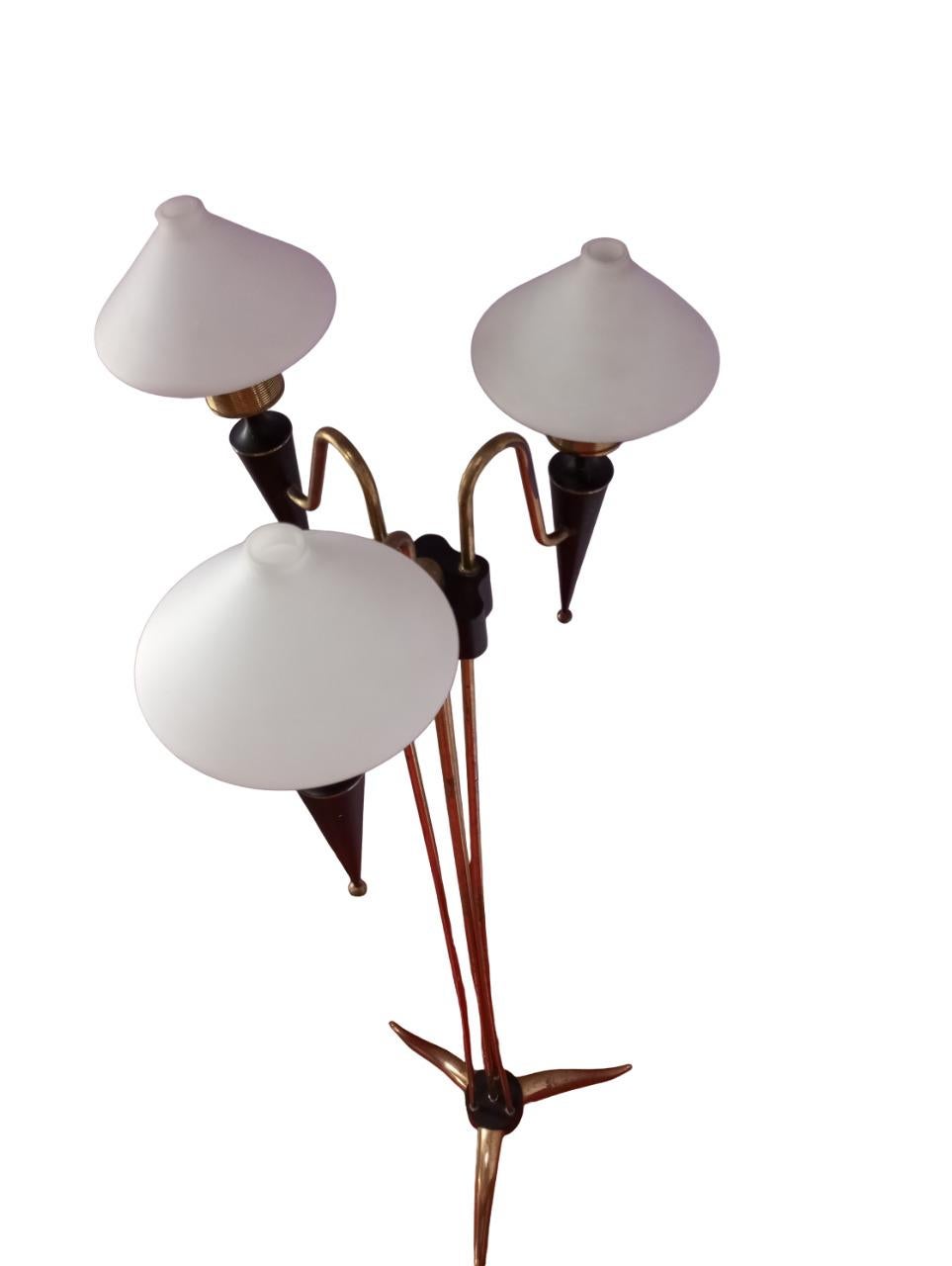 Laiton Lampadaire français à trois lumières de Maison Arlus en vente