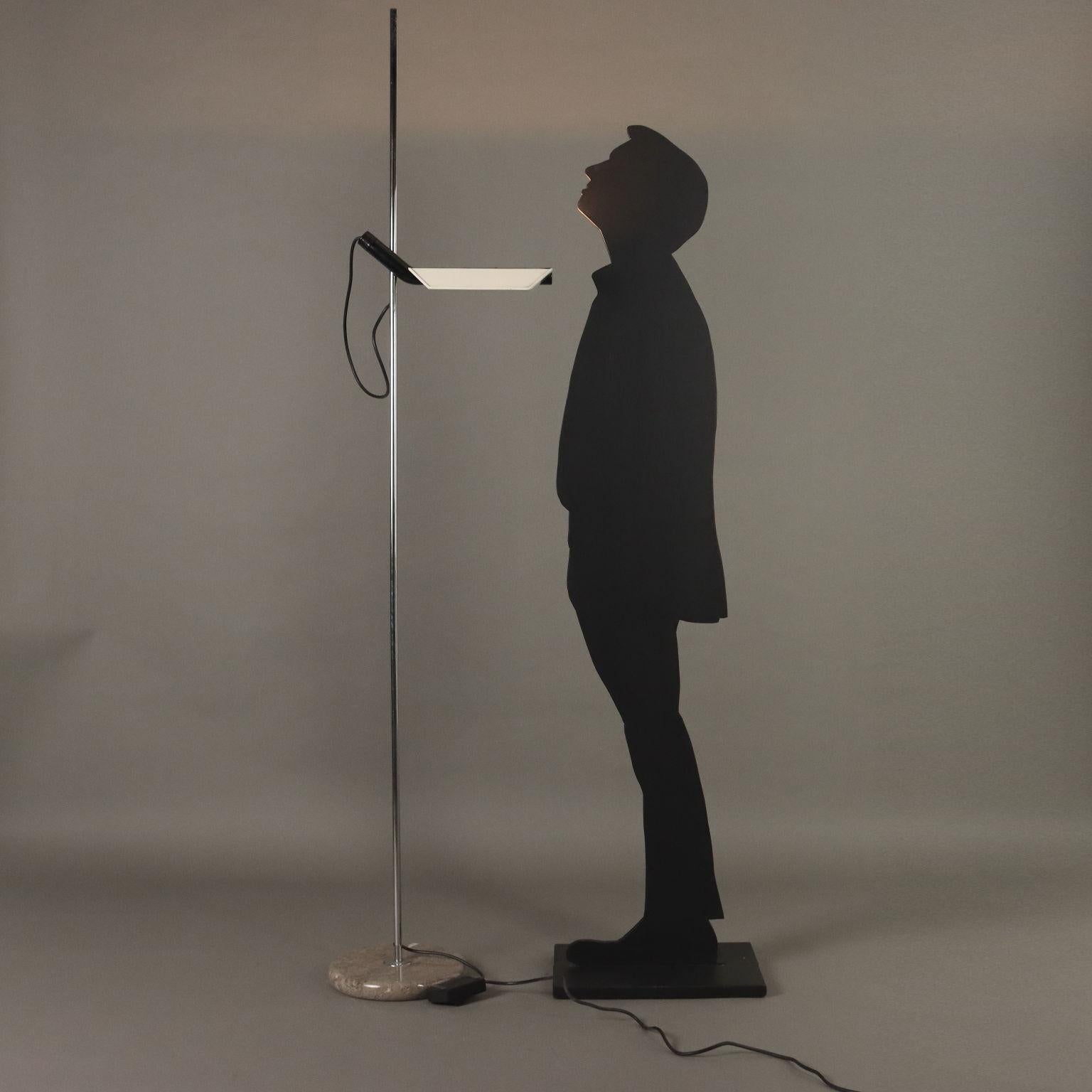 Lampada da terra, con punto luce a luce riflessa, posizione regolabile mediante scorrimento e ad inclinazione regolabile. Composta da metallo cromato, alluminio smaltato e base in marmo. 