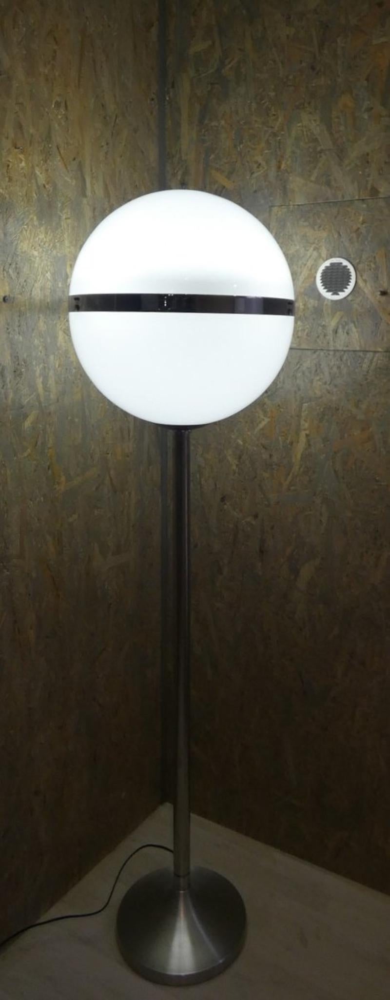 Imposing floor lamp made in Space Age style. The lampshade is constructed of two overlapping Perspex hemispheres with a chrome-plated steel edge.
Solid Steel stem with over 4 cm diameter section rests on Tulipe foot.
Original system with circular