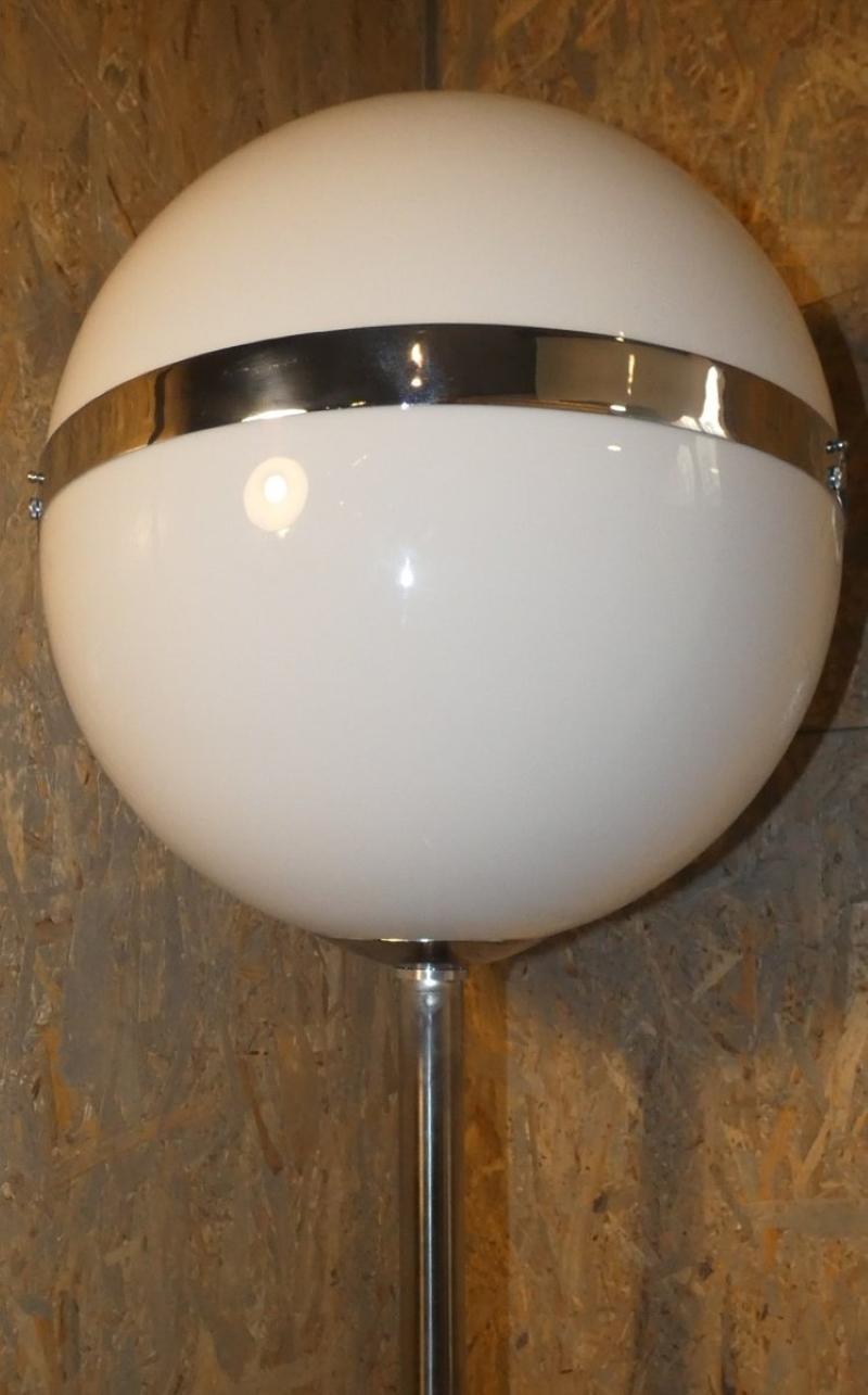 Chromed steel and perspex floor lamp, Italy 1970s In Excellent Condition For Sale In modena, Emilia-Romagna