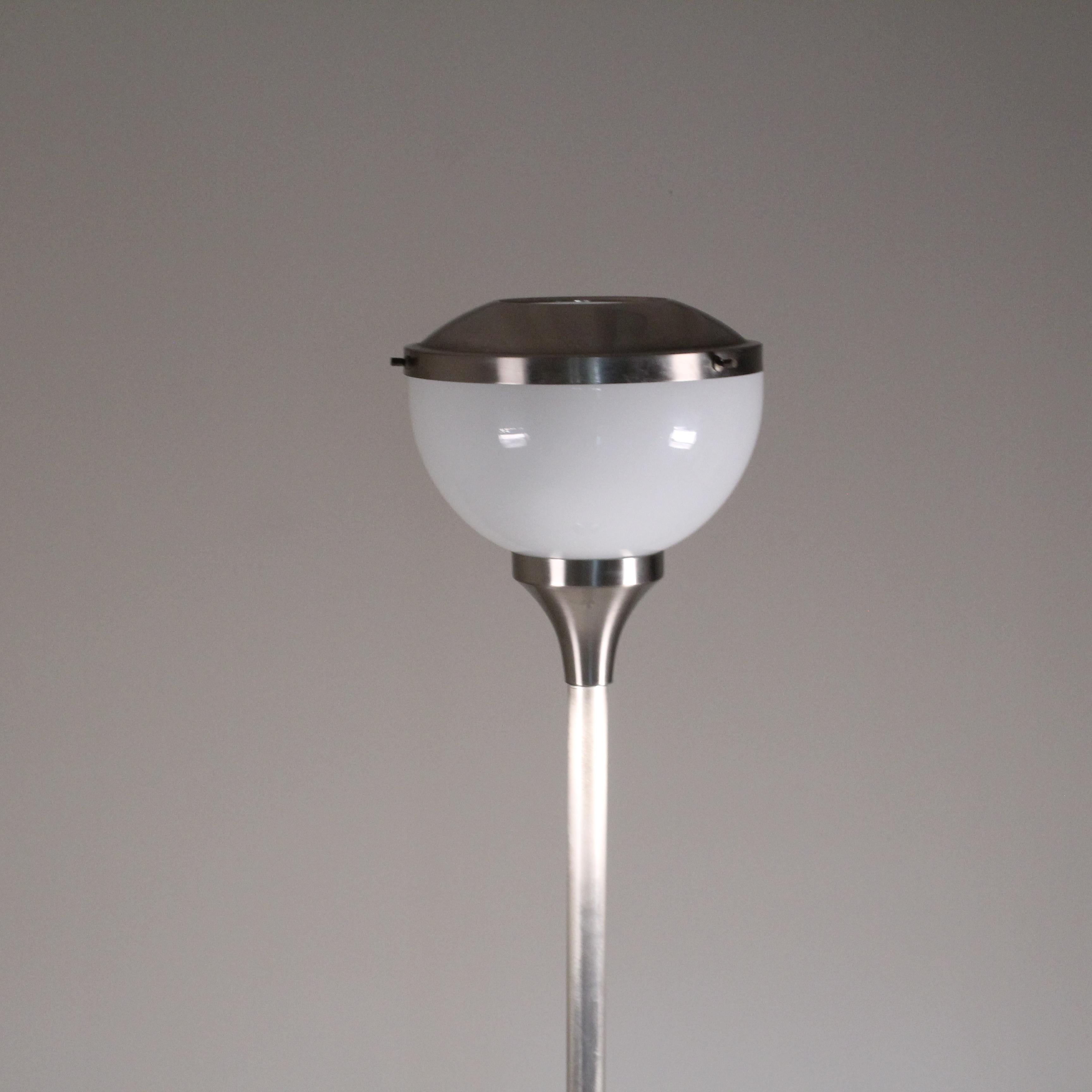 Lampada da terra in acciaio e vetro in vendita 3