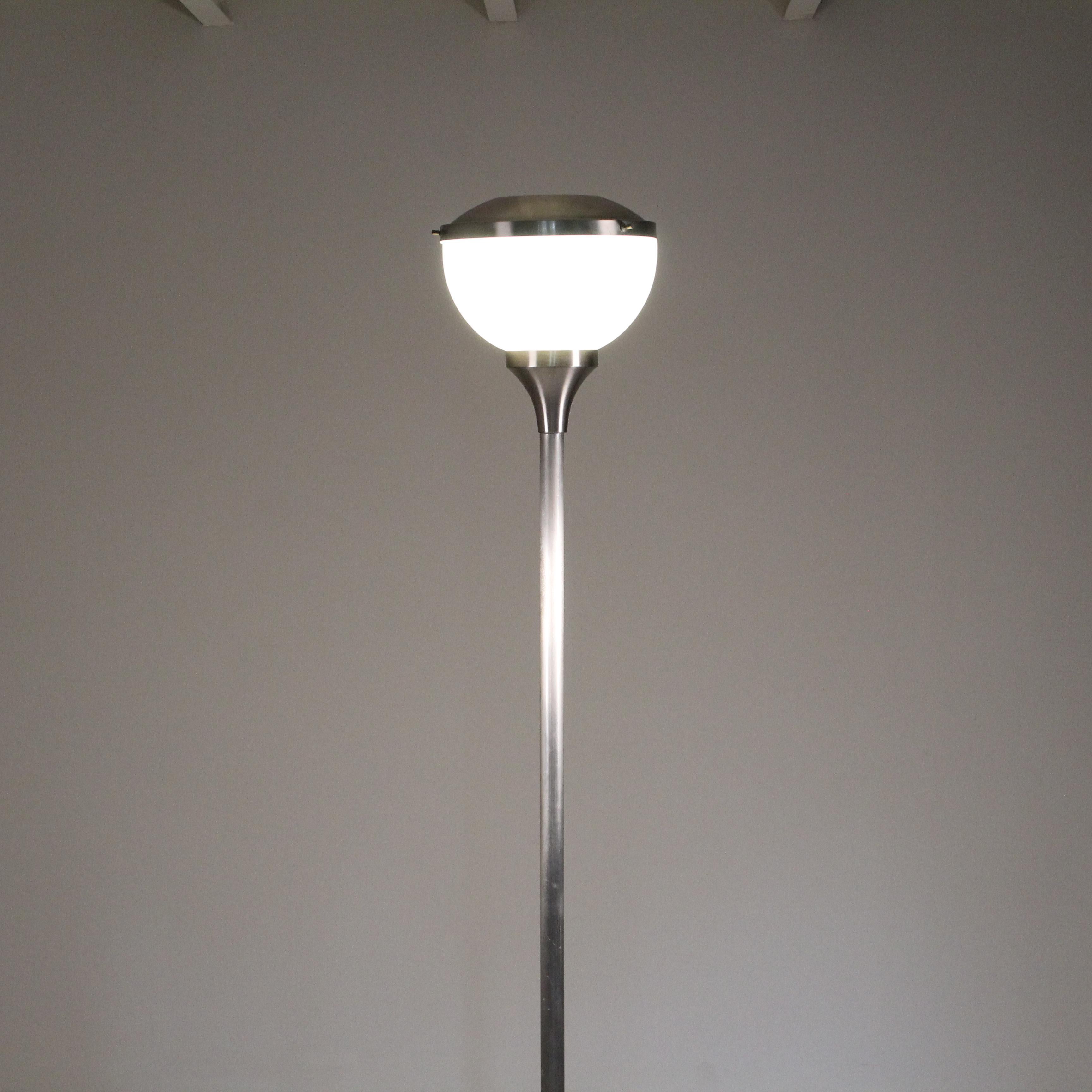 Mid-Century moderno Lampada da terra in acciaio e vetro in vendita