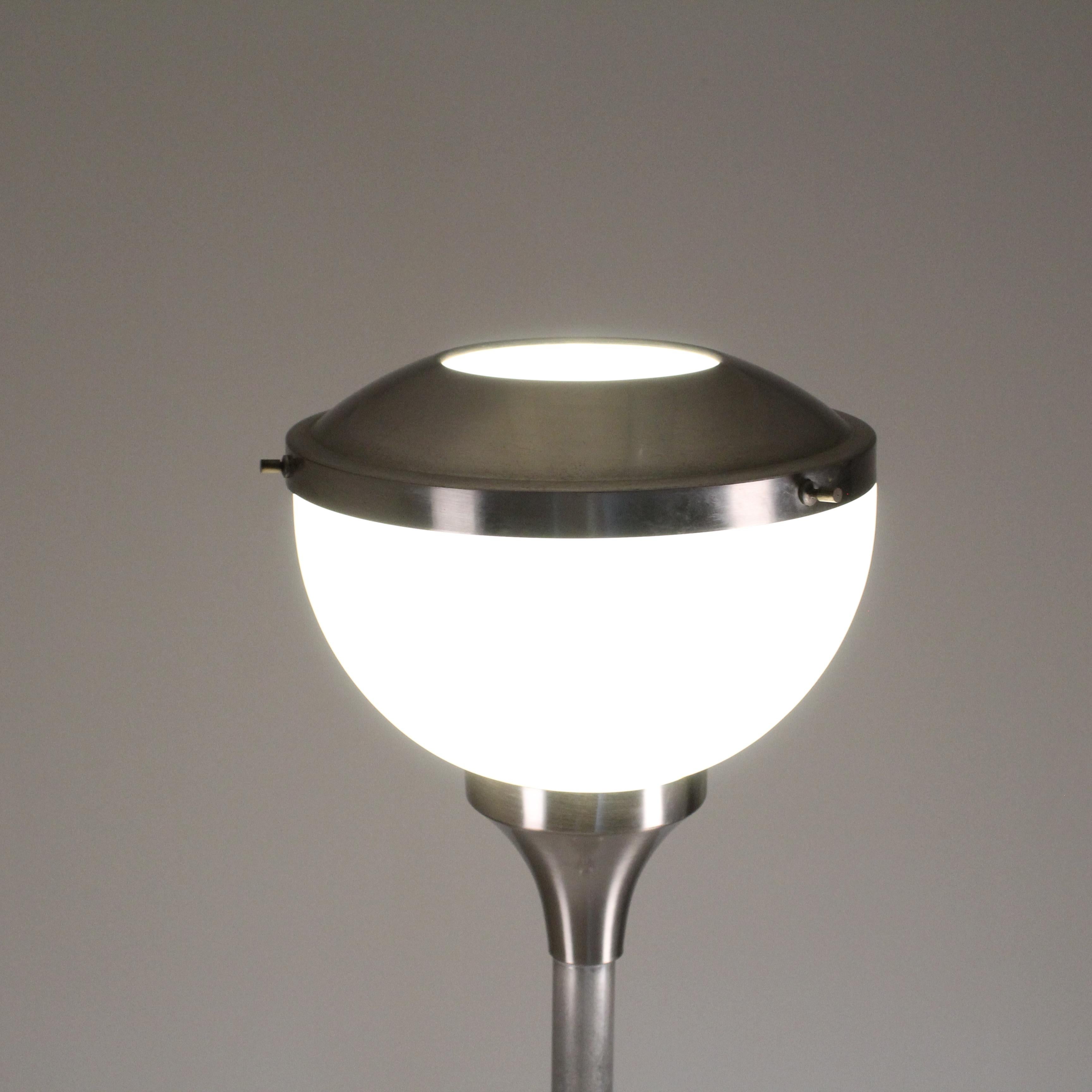 Italian Lampada da terra in acciaio e vetro in vendita