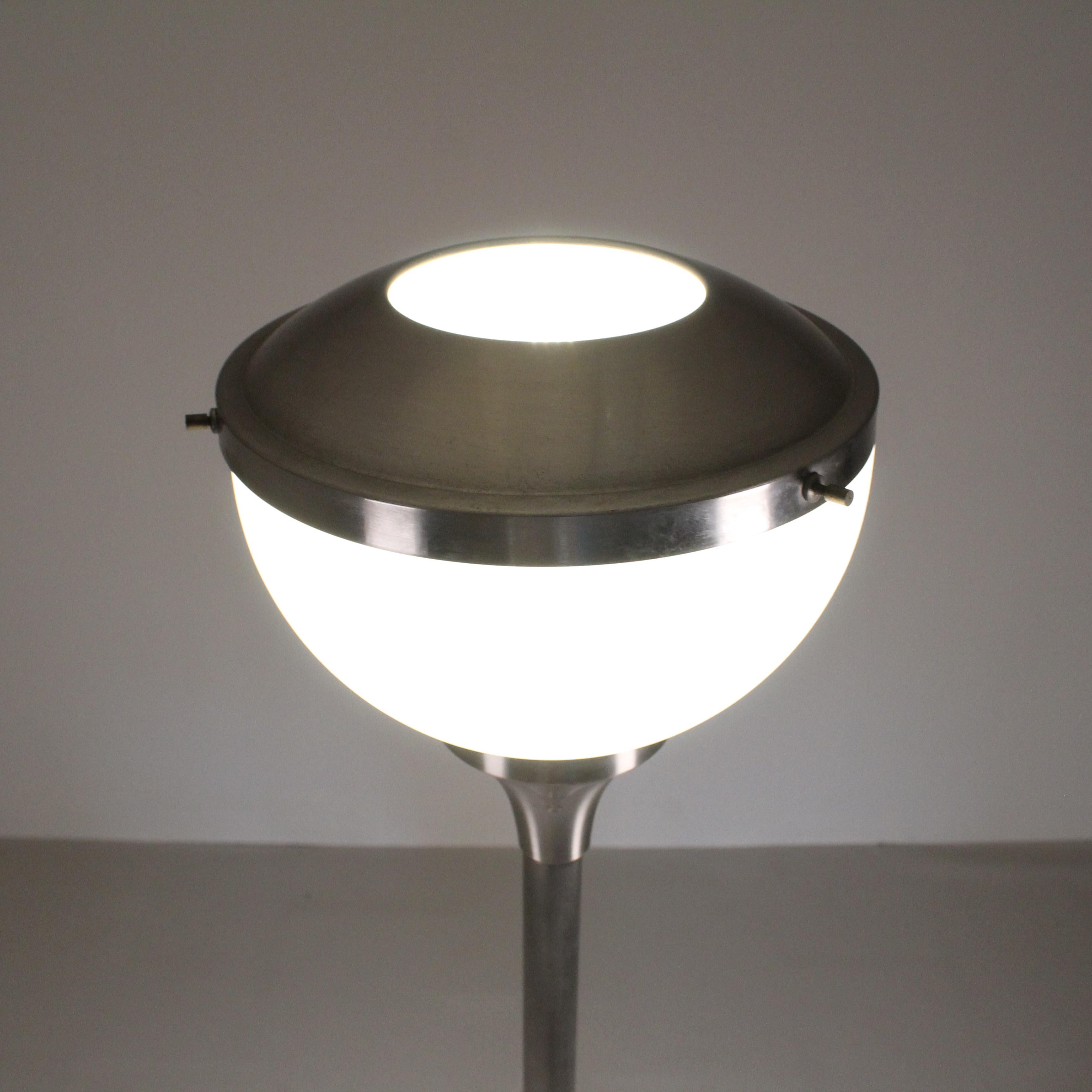 Mid-20th Century Lampada da terra in acciaio e vetro in vendita