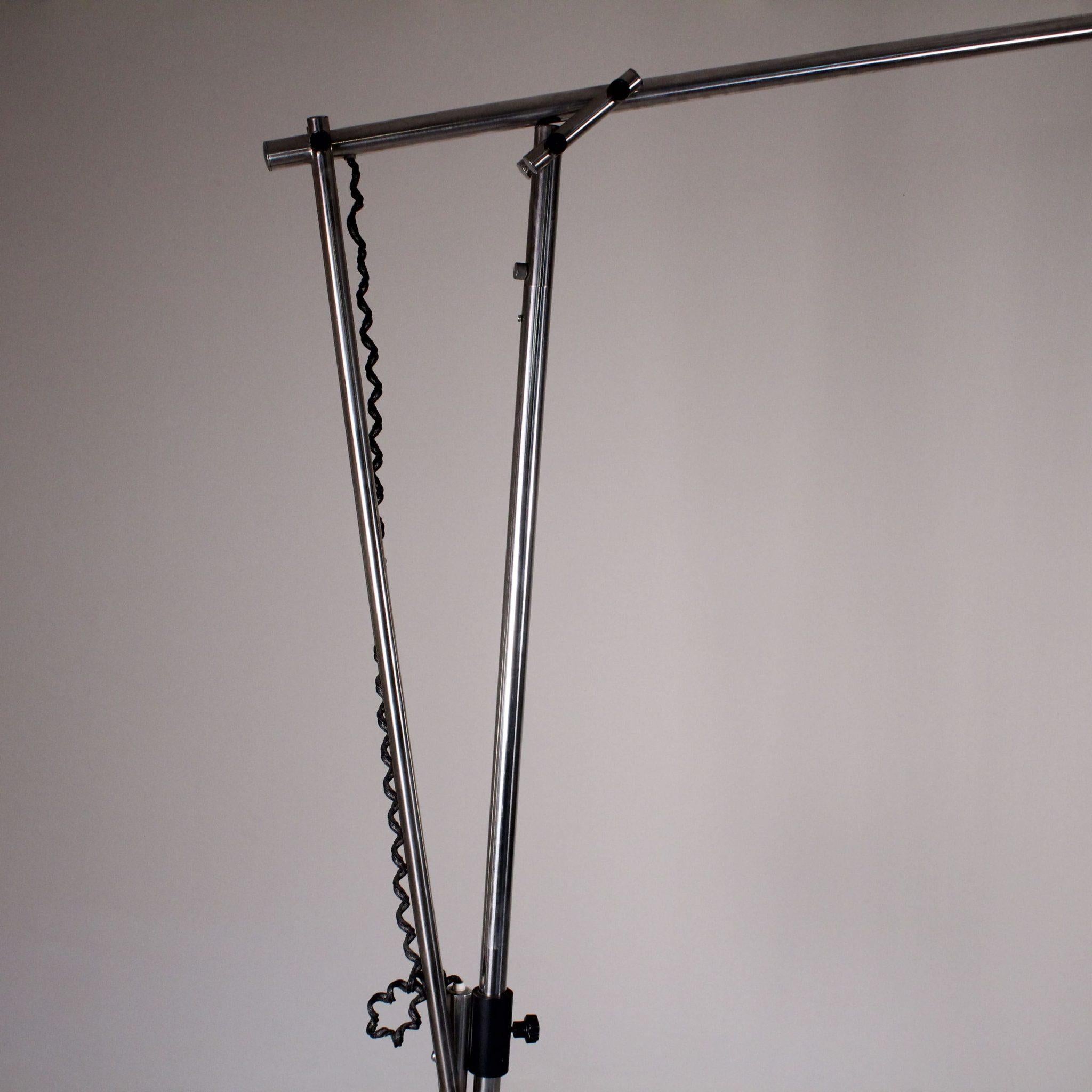 Lámpara de pie extensible de acero, Manifattura Italiana

Estado: Bueno - marcas superficiales
Materiales: Acero, Metal
Época: 1970 

Dimensiones de la extensión: de 142 a 176 cm, 