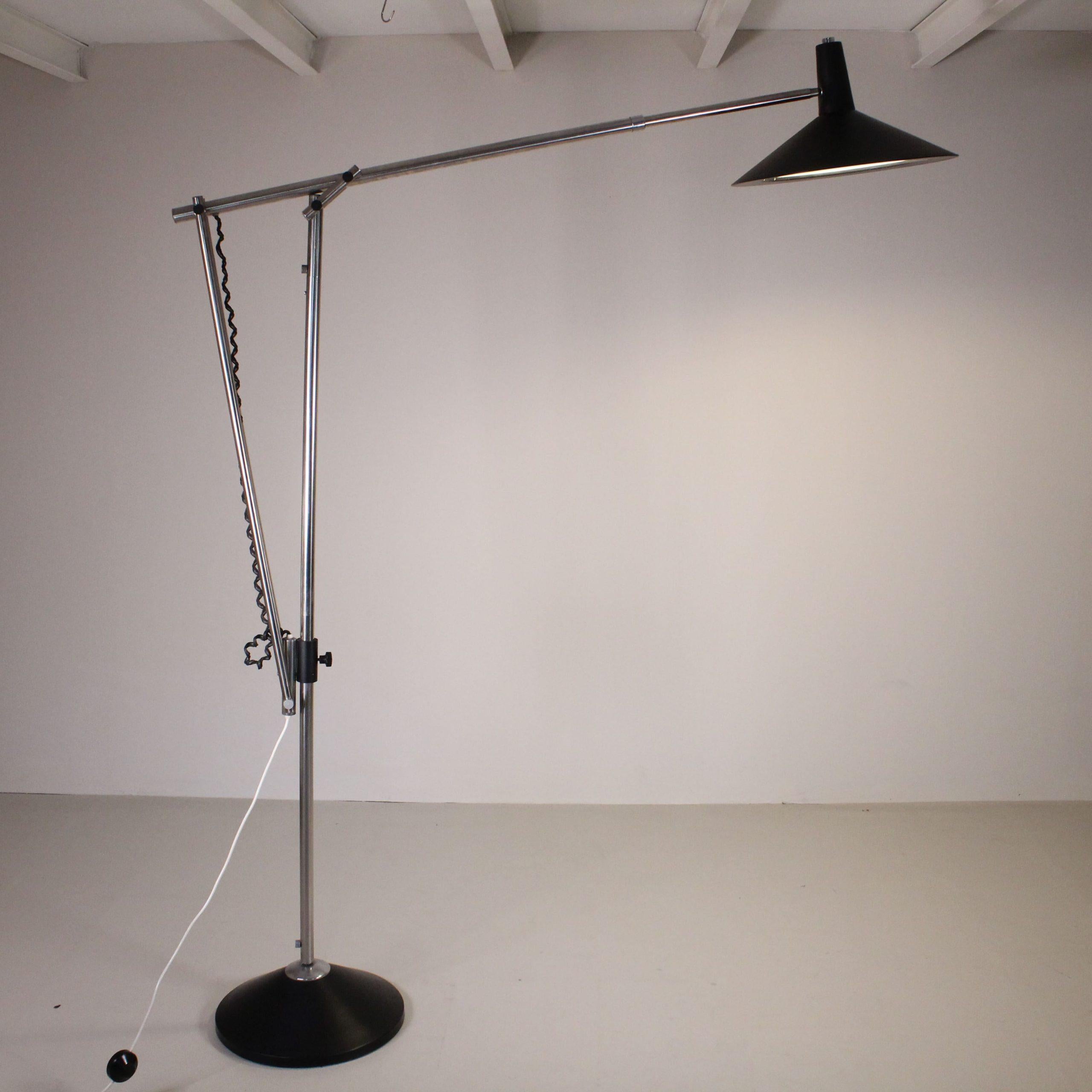Lámpara de pie extensible de acero, Manifattura Italiana Metal en venta