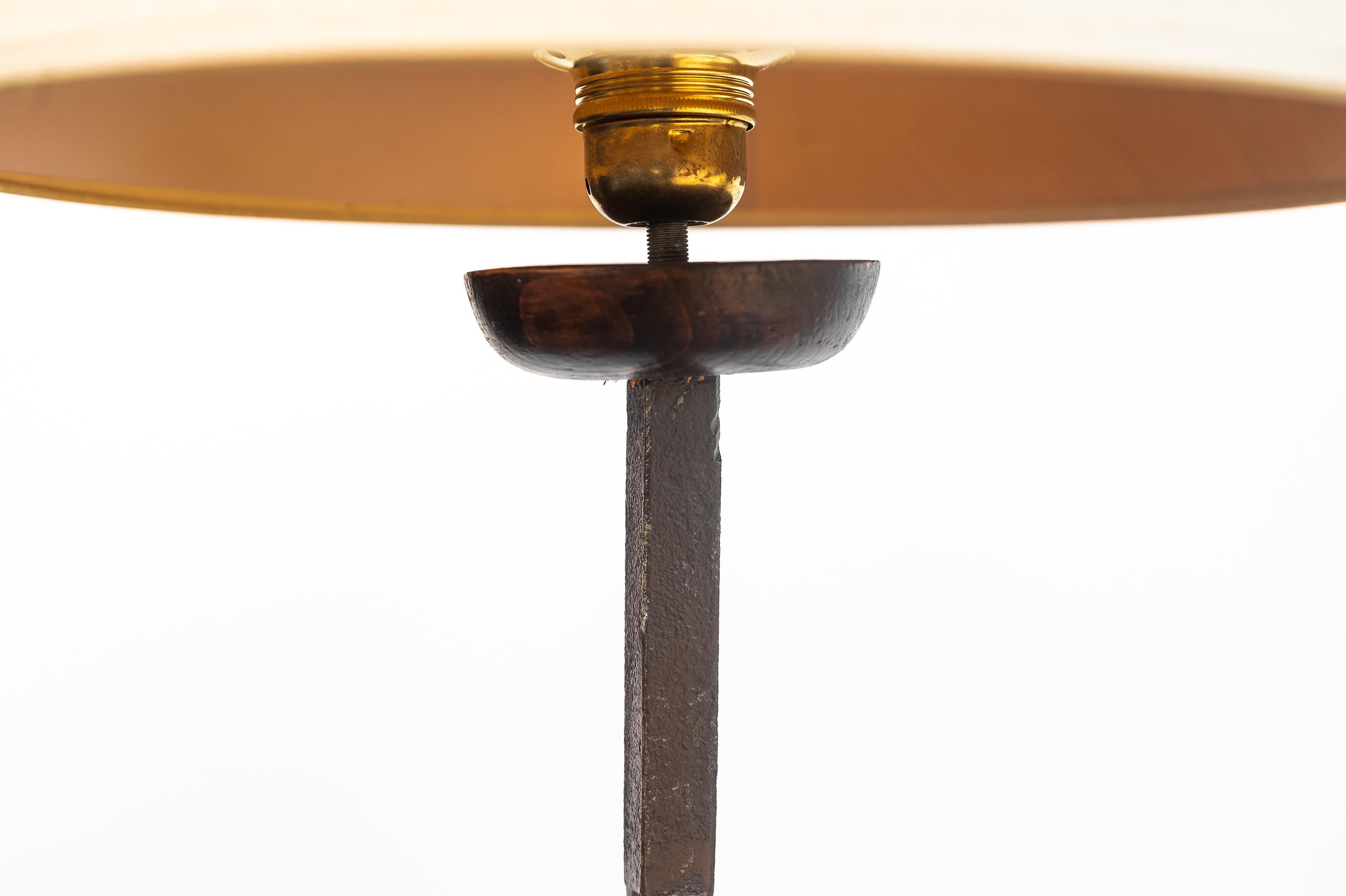 Stehlampe aus Schmiedeeisen, zweite Hälfte des 19. Jahrhunderts. 
Schöne schmiedeeiserne Stehlampe mit drei Beinen. Der Sockel, der die Lampenfassung hält, ist aus gedrechseltem Holz gefertigt. In der Mitte des Stabes befindet sich ein Holzornament.
