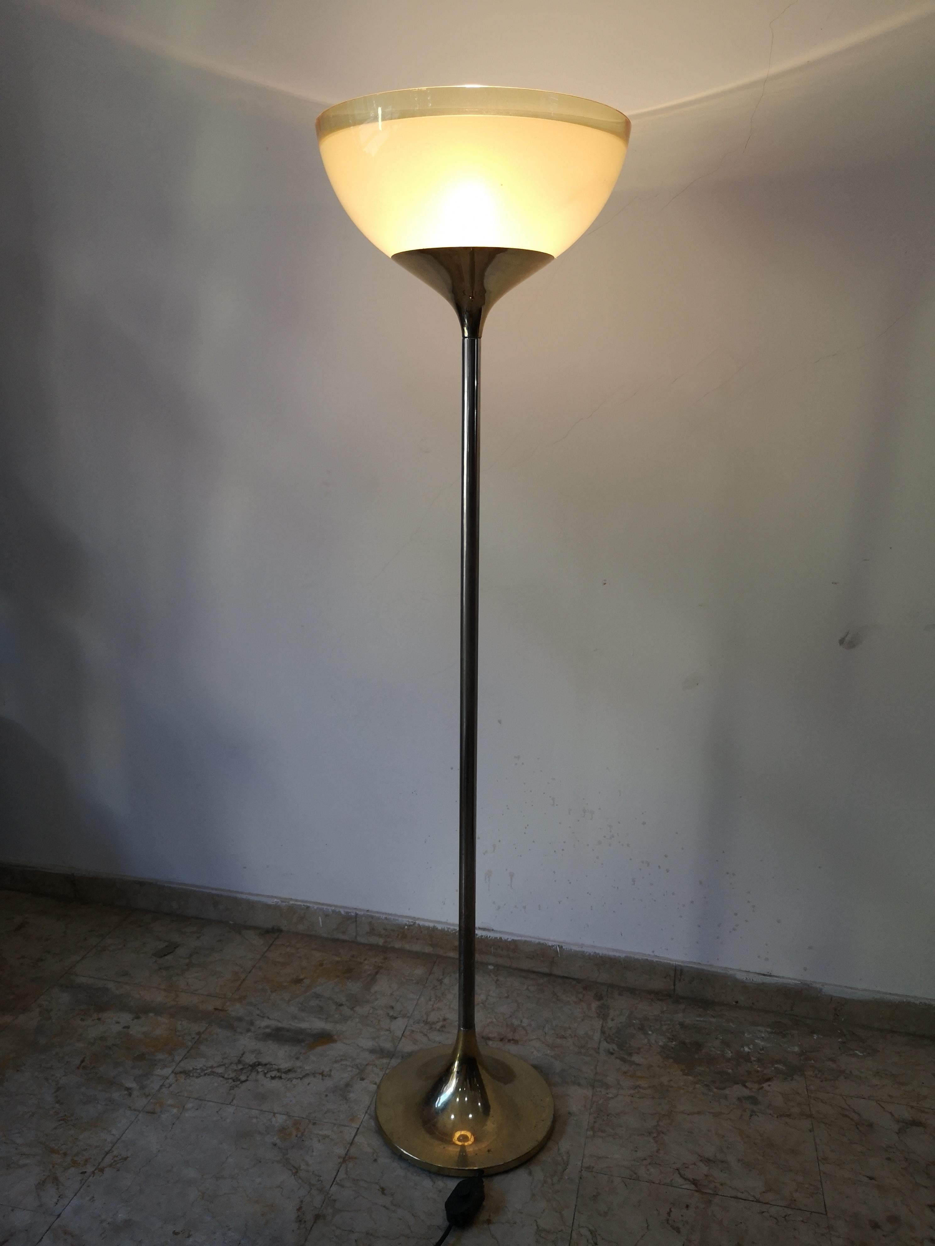 Lampada da terra in ottone di Franco Bresciani per Guzzini, anni '70 For Sale 1