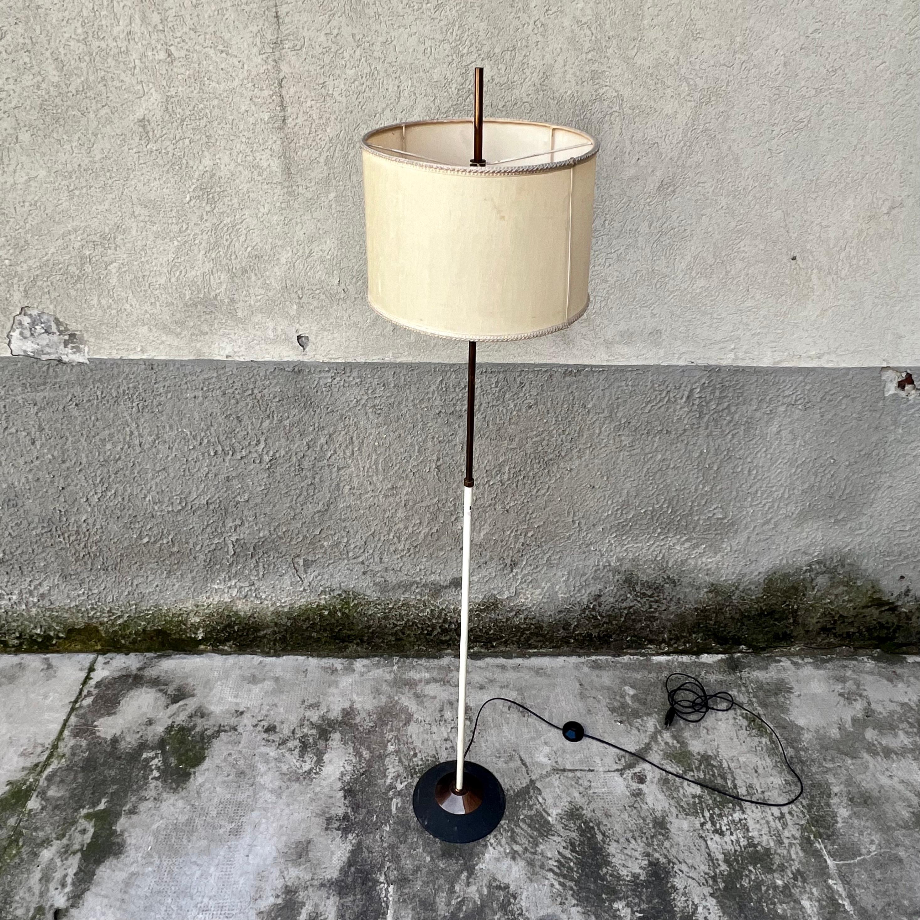 Mid-Century Modern Lampada da Terra in Ottone e Metallo - Stilnovo - Italia - Anni '50  For Sale
