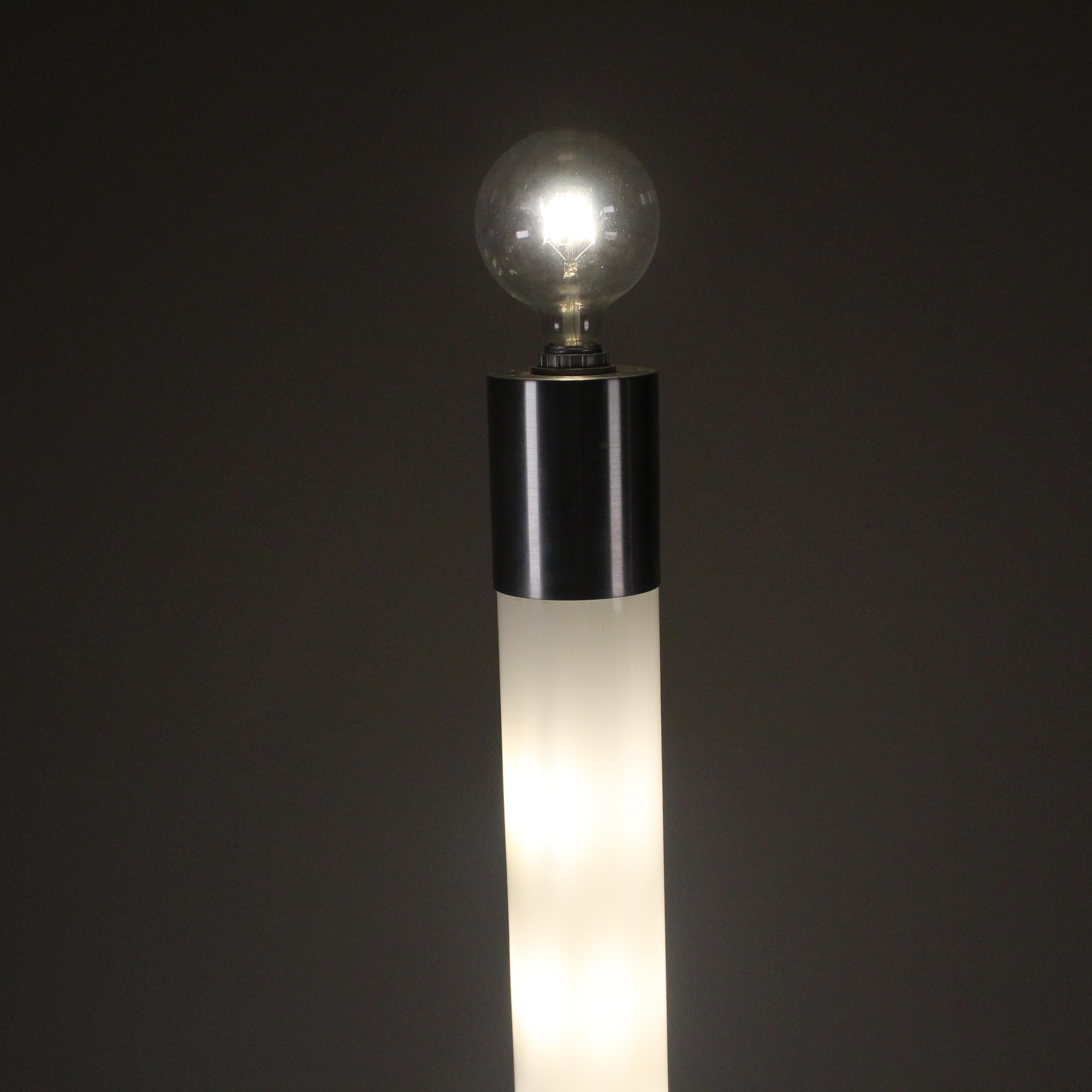 Late 20th Century Lampada da terra in perplex, Stilux in vendita