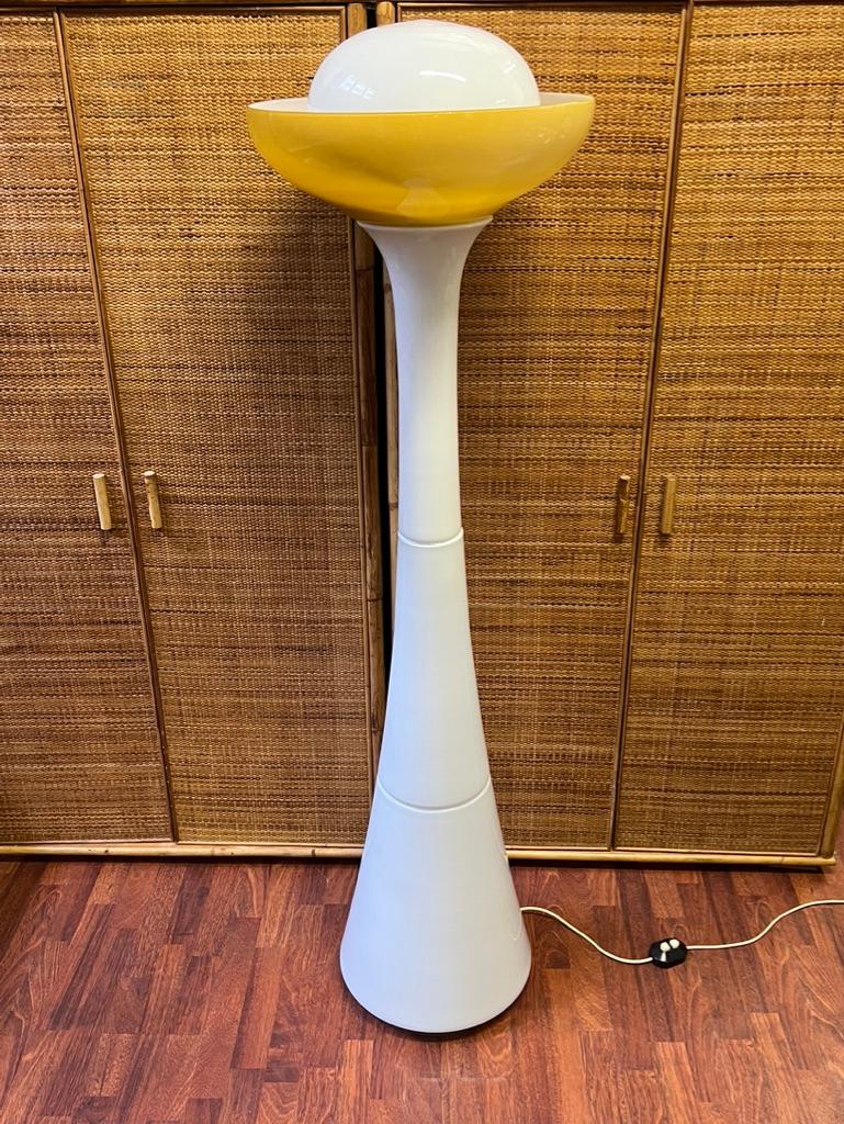 An elegant testament to the Italian avant-garde design of the 1960s, this rare floor lamp is a masterpiece signed by Carlo Nason for the Selenova manufactory, famous for its collaborations with Murano's finest glass masters.
The entire body develops