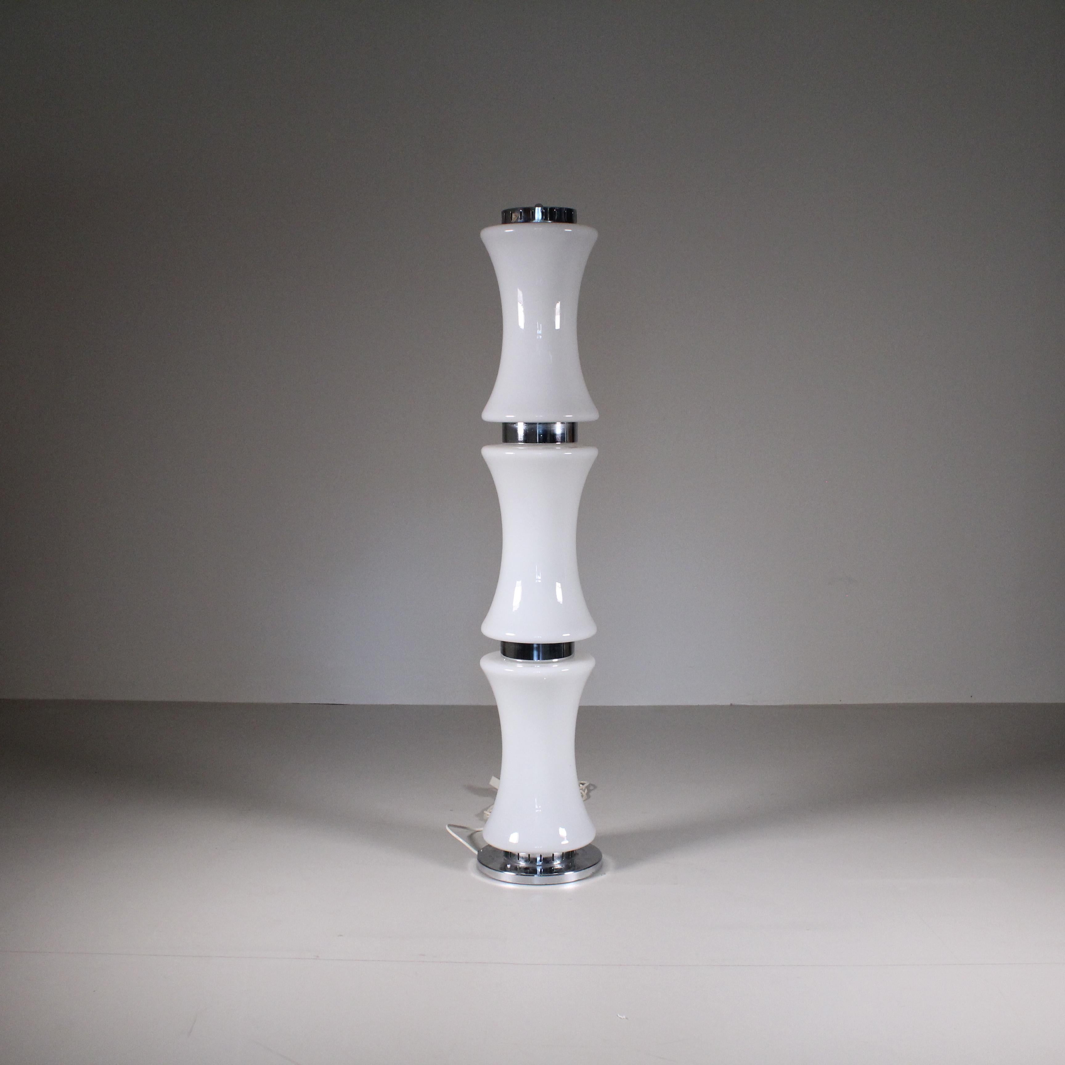 Diese Stehleuchte aus Glas und Stahl, die in den 1970er Jahren in Italien hergestellt wurde, verkörpert den Stil und die Eleganz dieser Zeit. Inspiriert von Mazzegas Entwürfen, zeichnet es sich durch eine Kombination edler Materialien wie Glas und