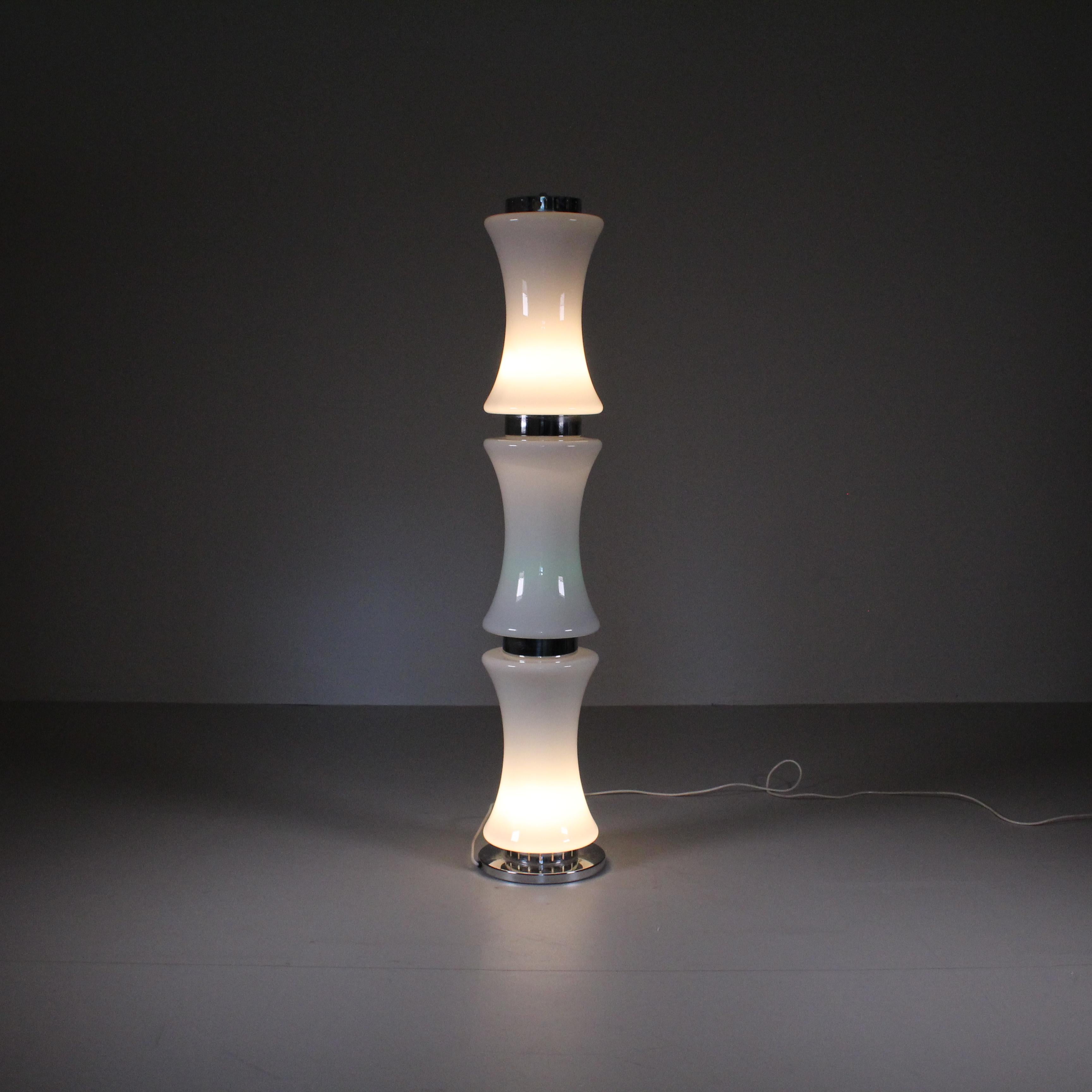 Stehleuchte aus Glas und Stahl, italienische Herstellung, 1970 (Moderne der Mitte des Jahrhunderts) im Angebot