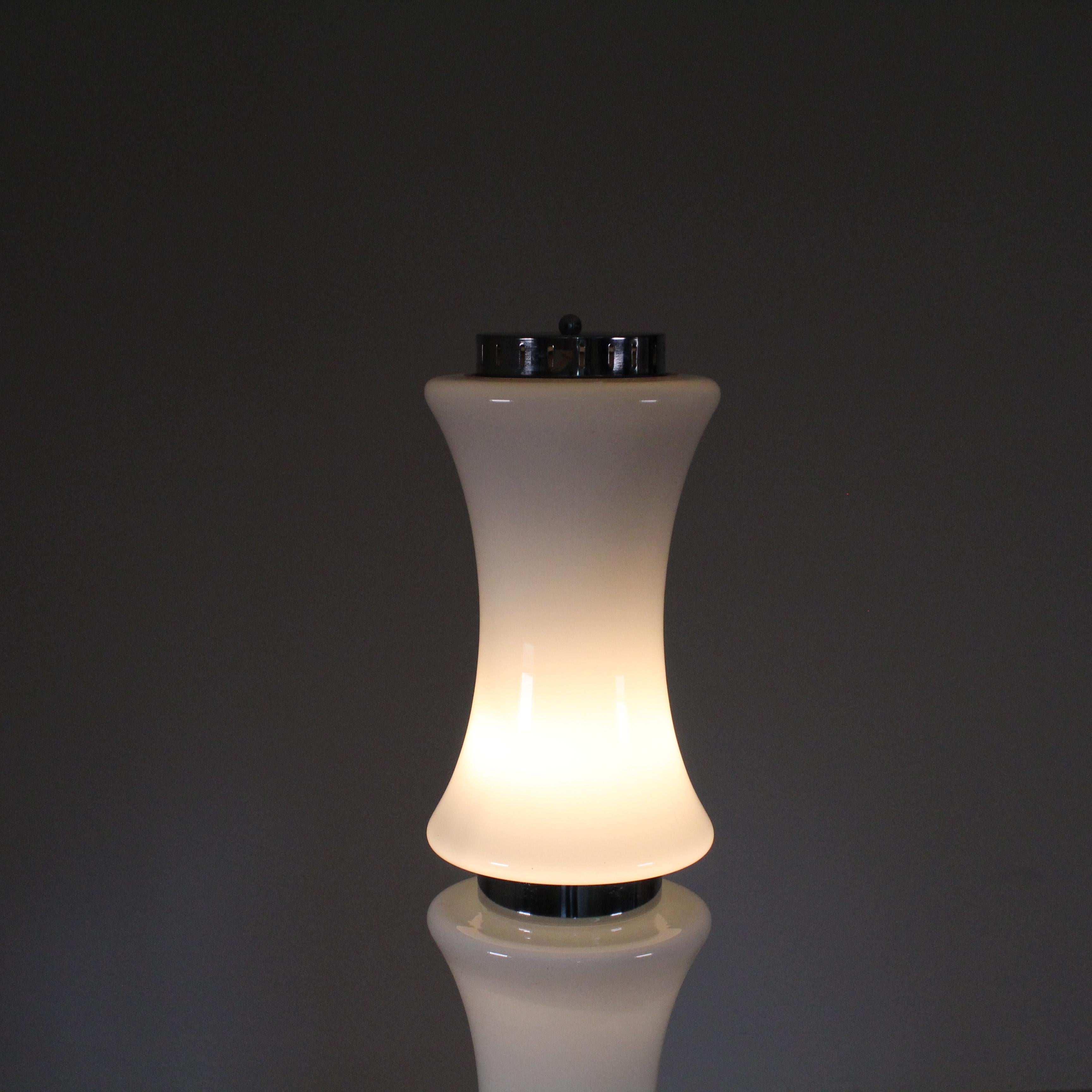 Stehleuchte aus Glas und Stahl, italienische Herstellung, 1970 im Zustand „Gut“ im Angebot in Milano, Lombardia