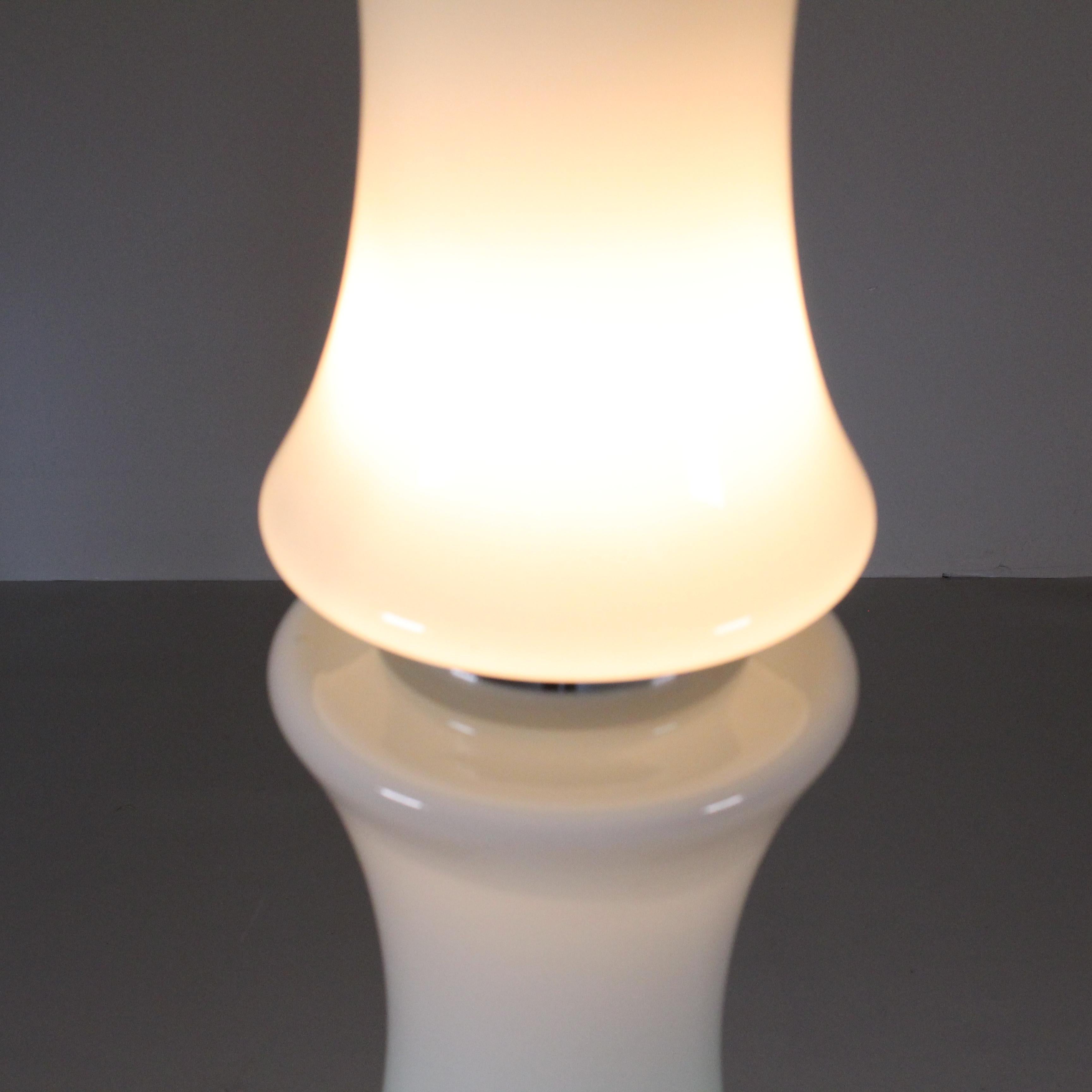 Stehleuchte aus Glas und Stahl, italienische Herstellung, 1970 (Late 20th Century) im Angebot