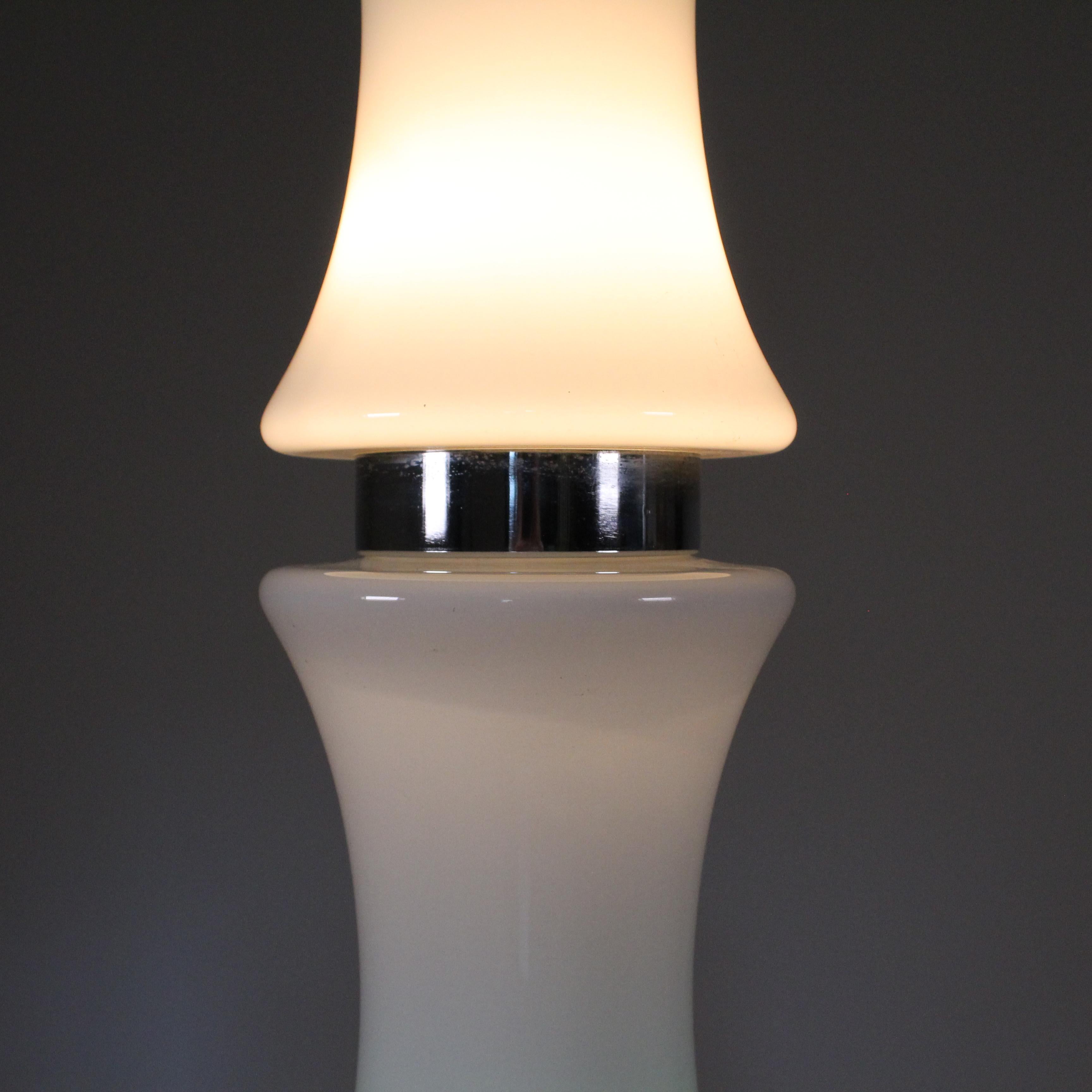 Stehleuchte aus Glas und Stahl, italienische Herstellung, 1970 im Angebot 1