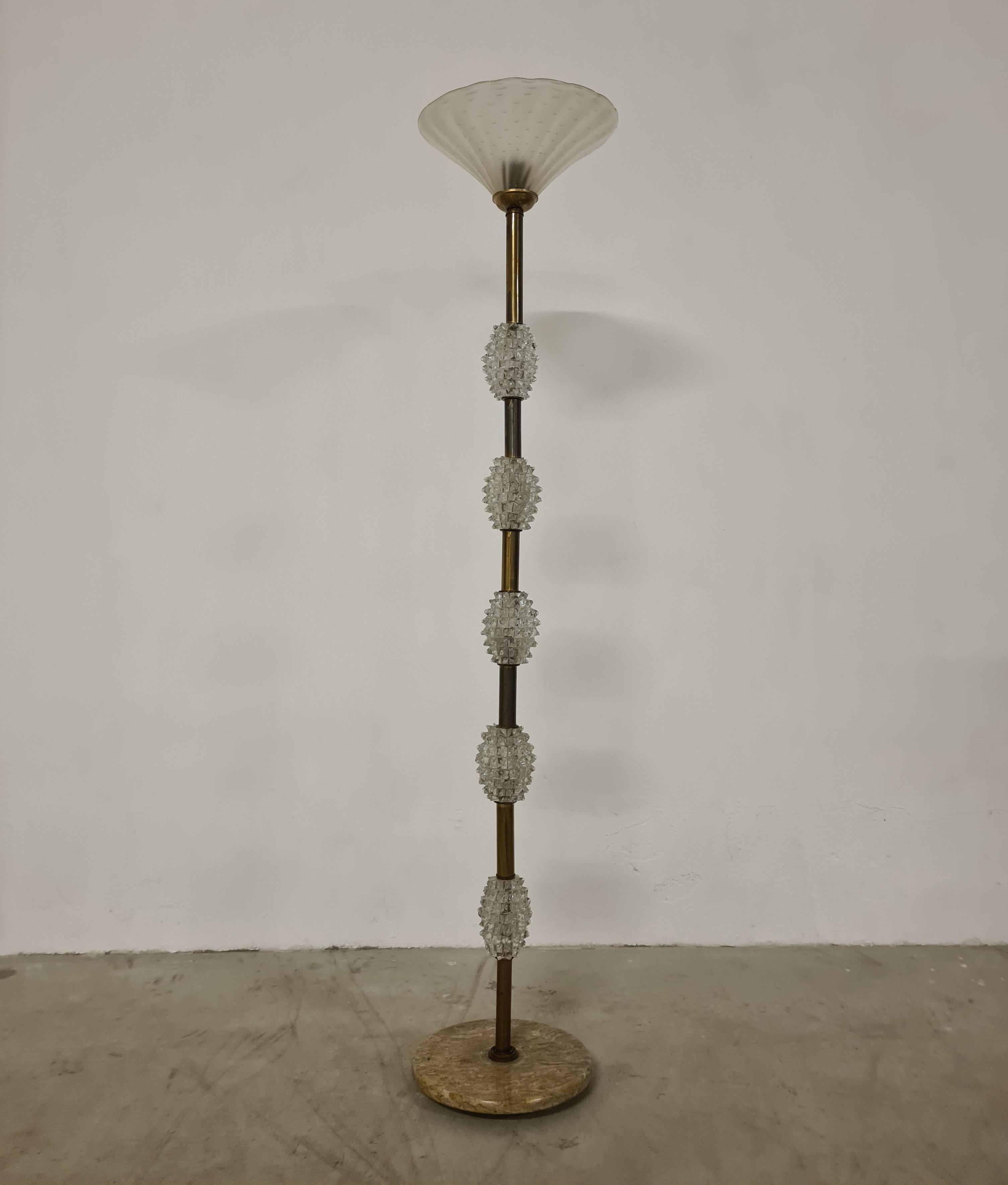 Lámpara de pie fabricada por Barovier & Toso.

Elegante lámpara de pie con base de mármol, estructura de latón y cristal esmerilado y tulipa de bombilla.

La técnica del vidrio esmerilado fue inventada y patentada por Ercole Barovier, propietario y
